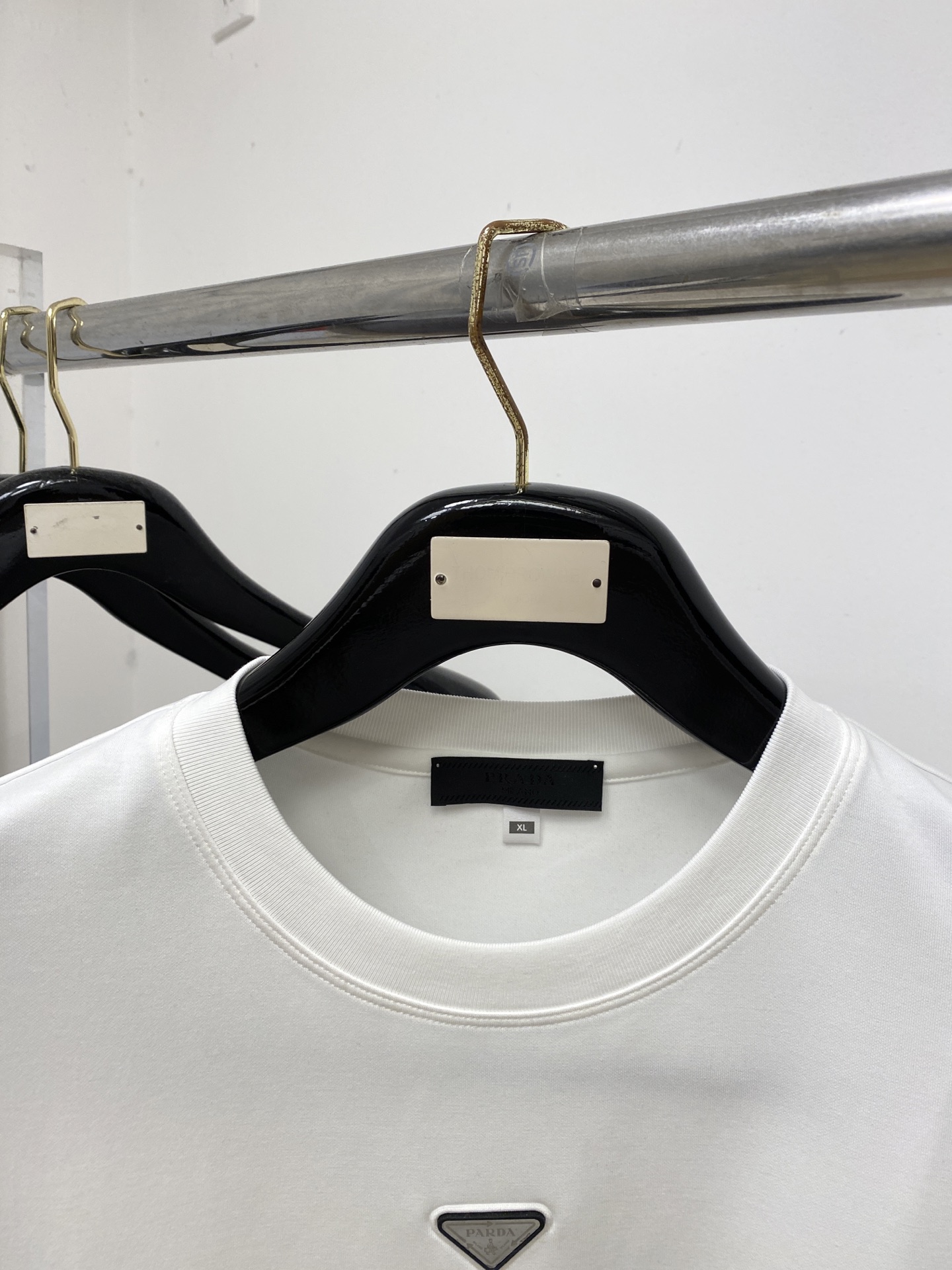 普拉达、2026新品短袖T恤，帅气时尚，胸前设计凹凸印胶字母logo，简约百搭款。面料棉 不仅挺括，保持