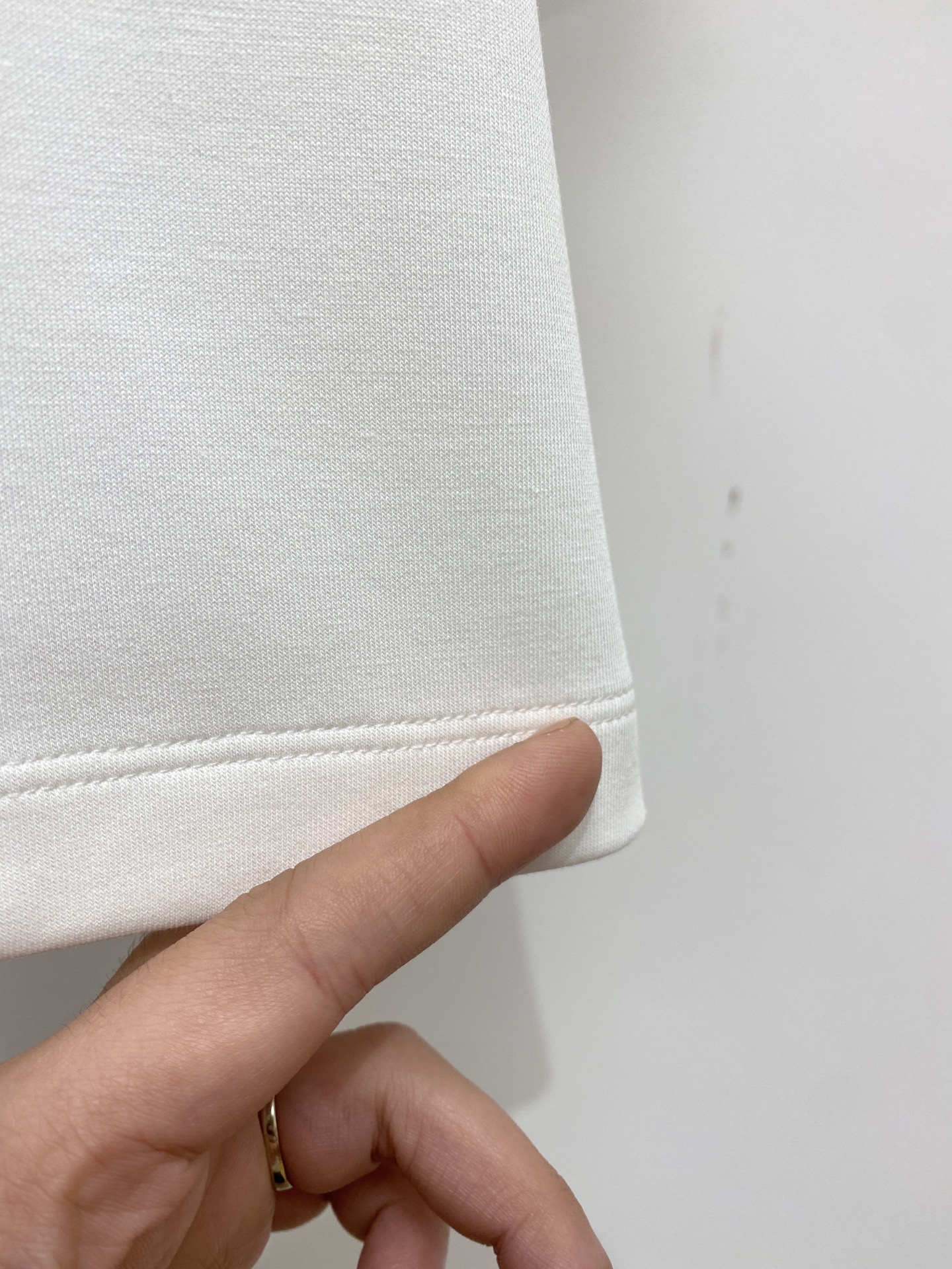 普拉达、2026新品短袖T恤，帅气时尚，胸前设计凹凸印胶字母logo，简约百搭款。面料棉 不仅挺括，保持