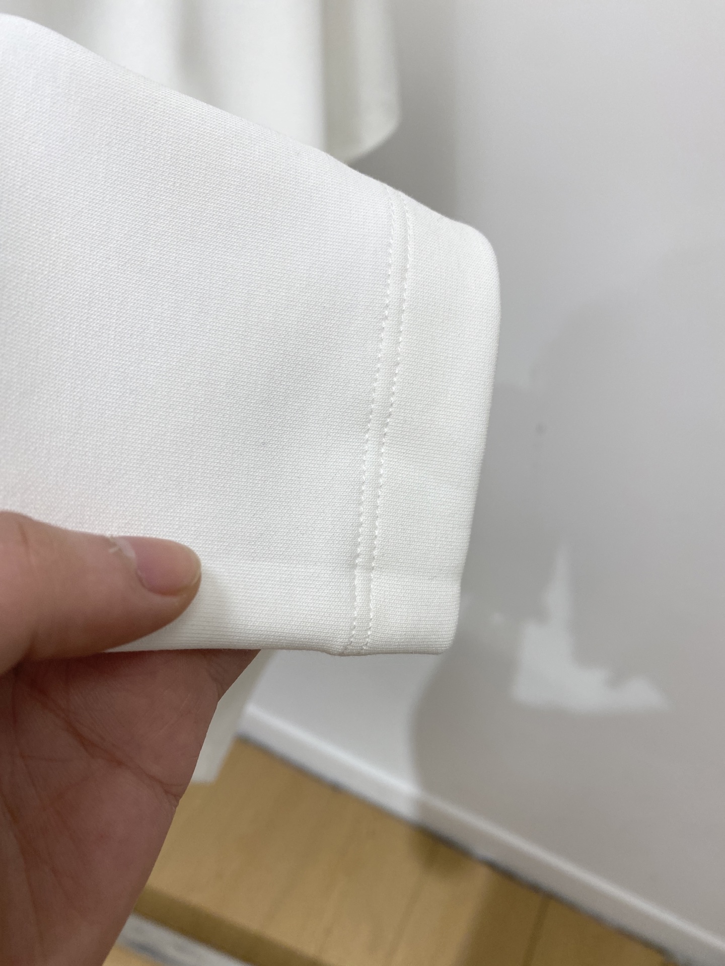 普拉达、2026新品短袖T恤，帅气时尚，胸前设计凹凸印胶字母logo，简约百搭款。面料棉 不仅挺括，保持