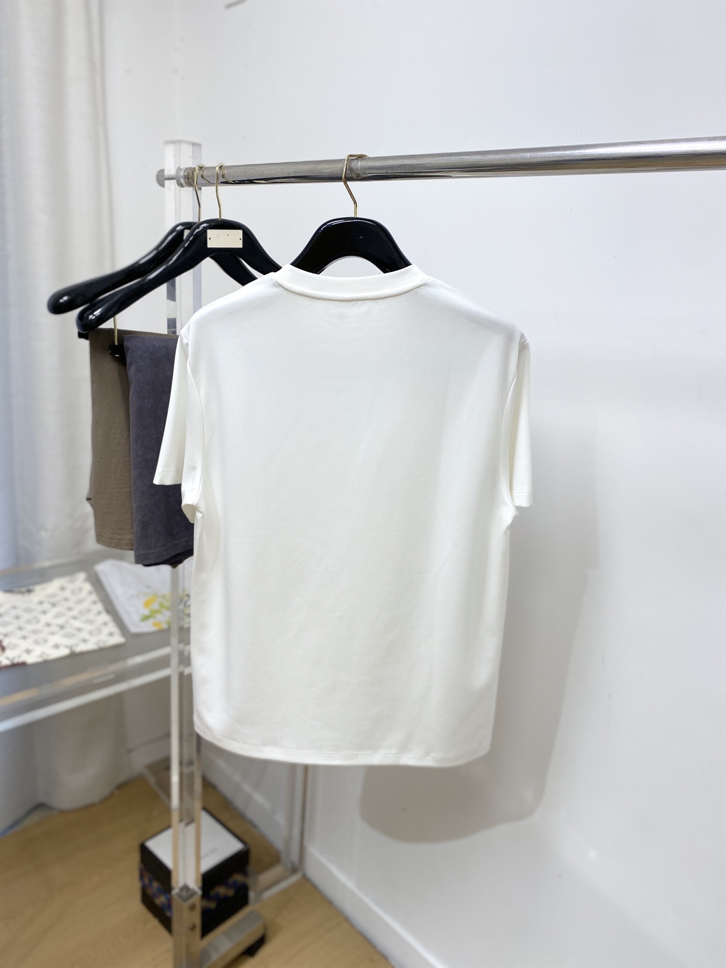 普拉达、2026新品短袖T恤，帅气时尚，胸前设计凹凸印胶字母logo，简约百搭款。面料棉 不仅挺括，保持