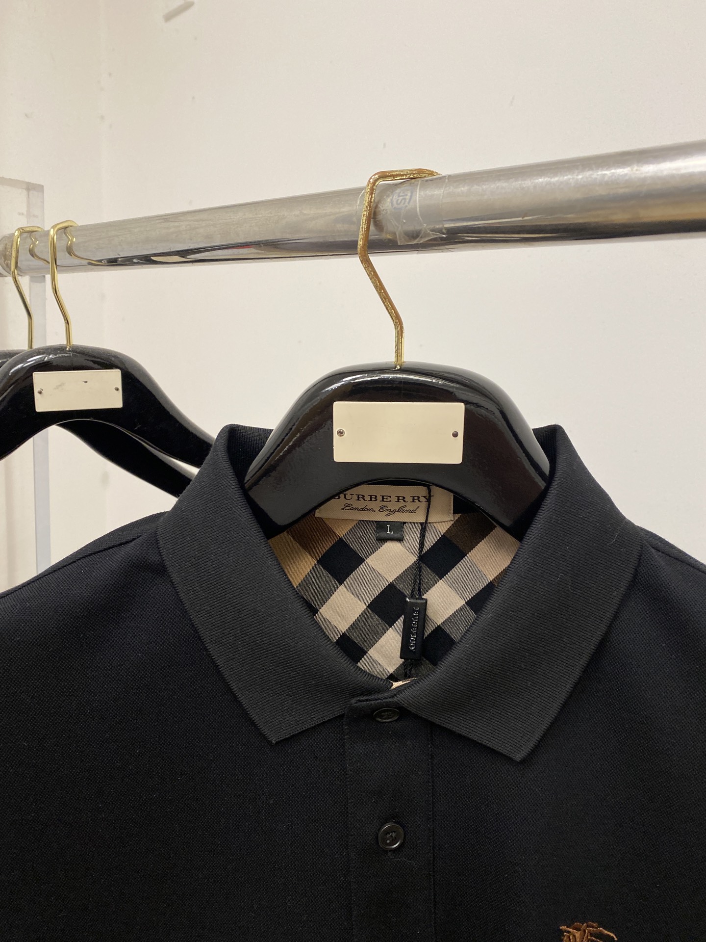 巴宝莉、2026新品短袖T恤，帅气时尚，胸前精致刺绣图案logo，简约百搭款。面料棉 不仅挺括，保持潮流