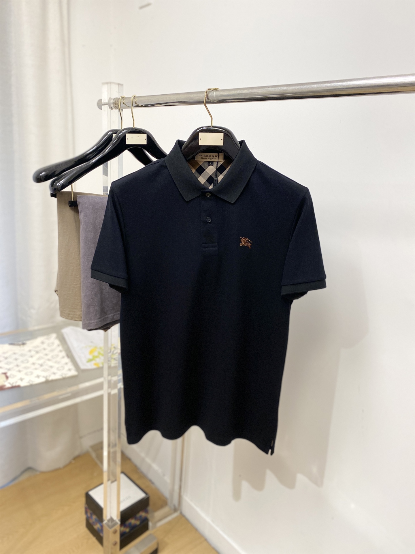 巴宝莉、2026新品短袖T恤，帅气时尚，胸前精致刺绣图案logo，简约百搭款。面料棉 不仅挺括，保持潮流