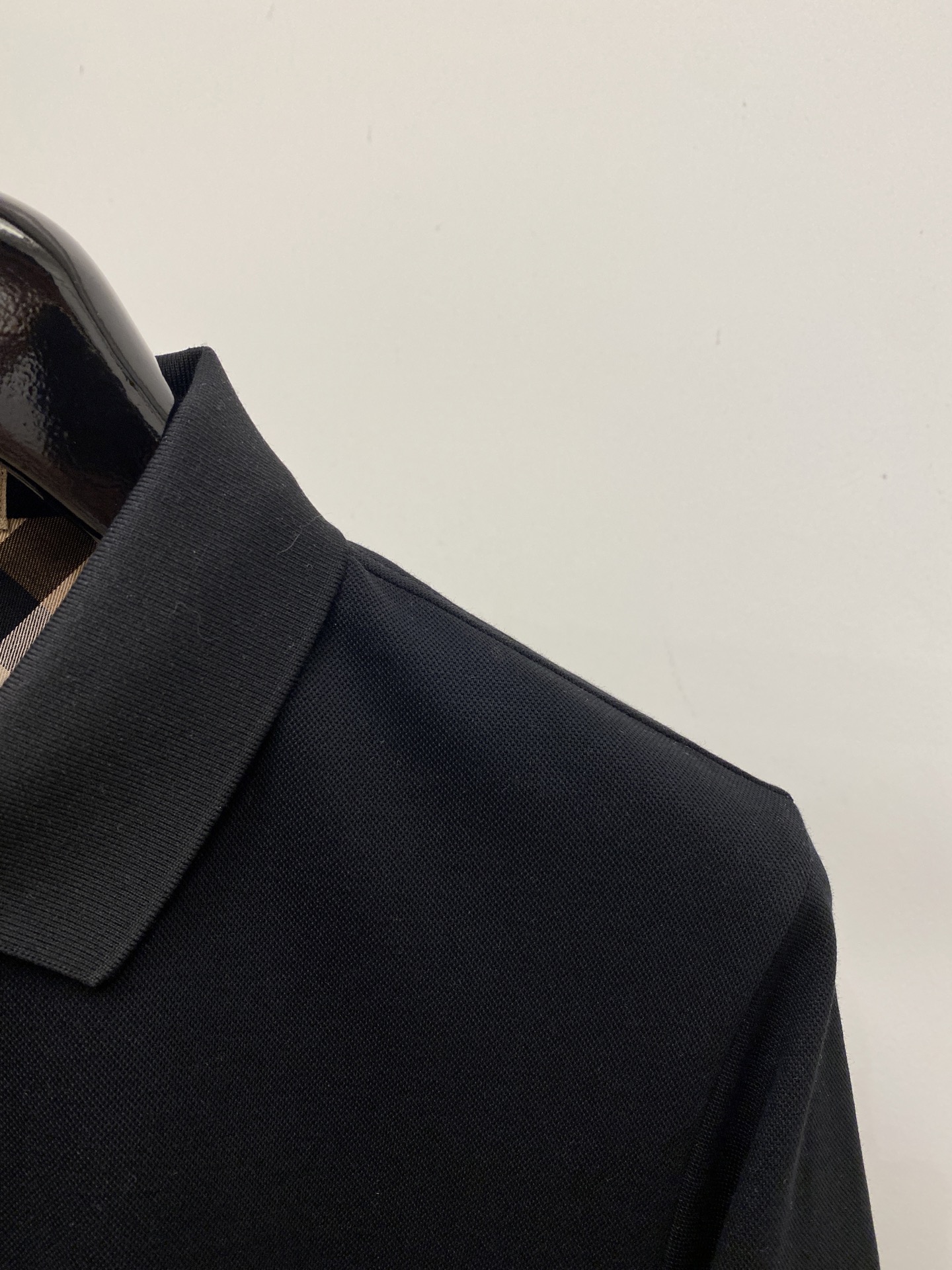 巴宝莉、2026新品短袖T恤，帅气时尚，胸前精致刺绣图案logo，简约百搭款。面料棉 不仅挺括，保持潮流