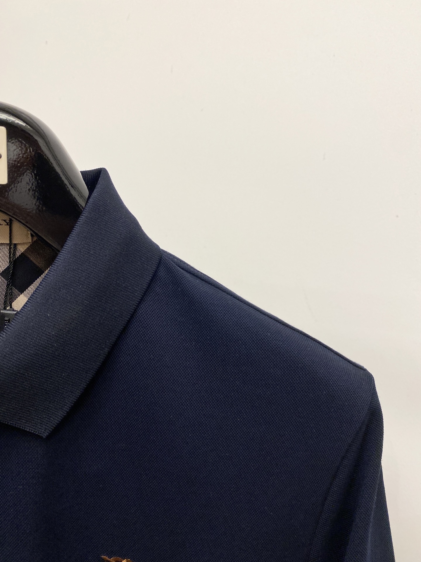 巴宝莉、2026新品短袖T恤，帅气时尚，胸前精致刺绣图案logo，简约百搭款。面料棉 不仅挺括，保持潮流