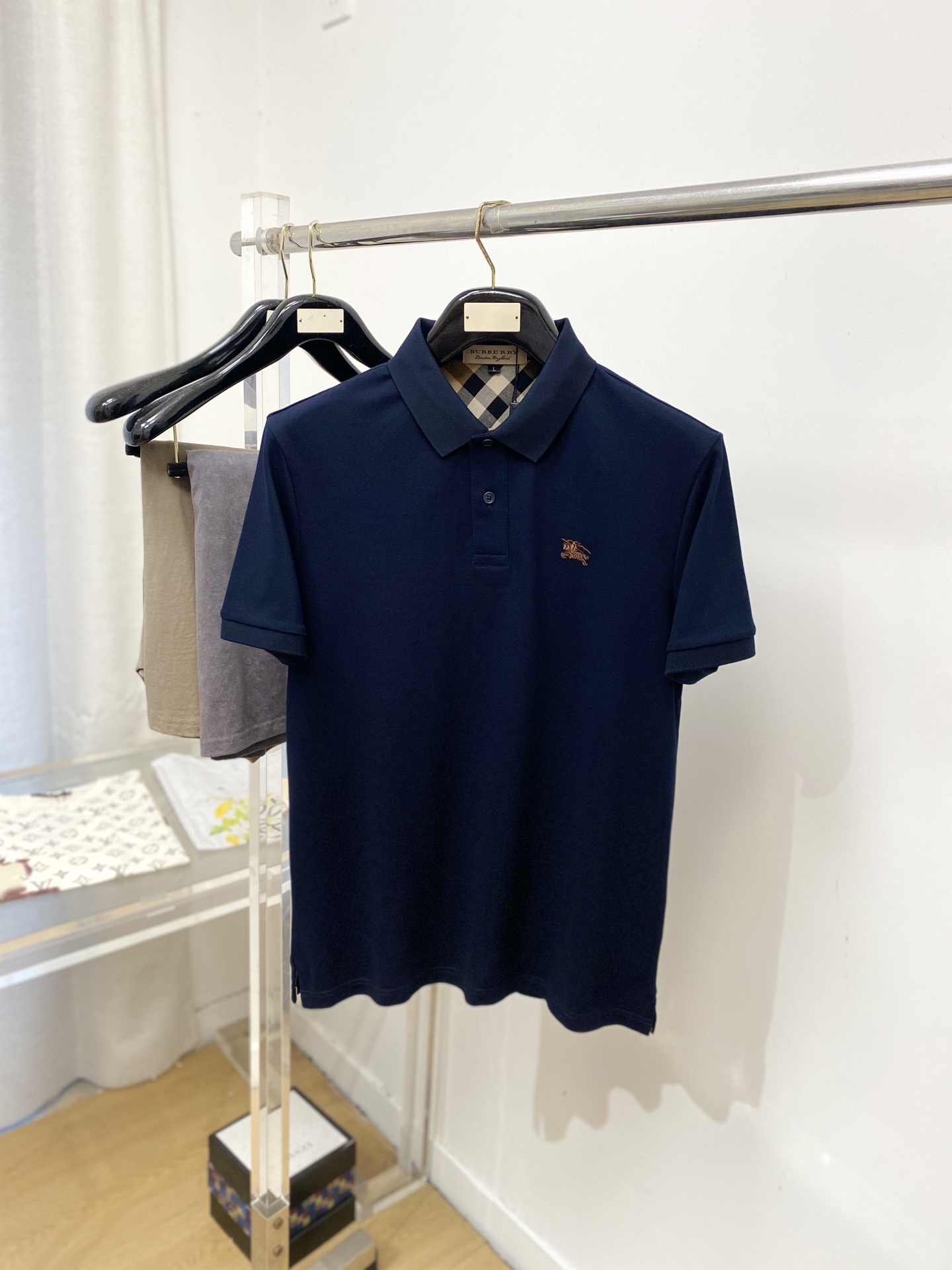 巴宝莉、2026新品短袖T恤，帅气时尚，胸前精致刺绣图案logo，简约百搭款。面料棉 不仅挺括，保持潮流