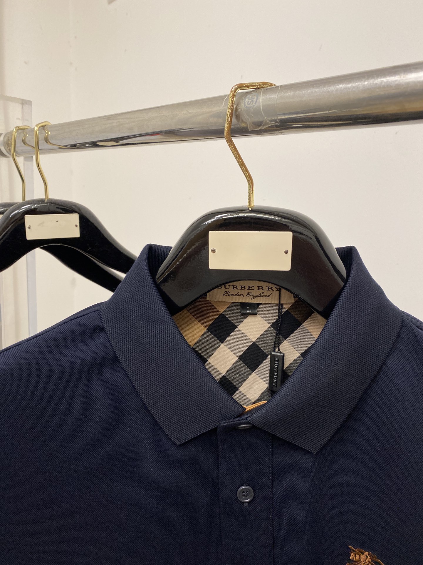 巴宝莉、2026新品短袖T恤，帅气时尚，胸前精致刺绣图案logo，简约百搭款。面料棉 不仅挺括，保持潮流