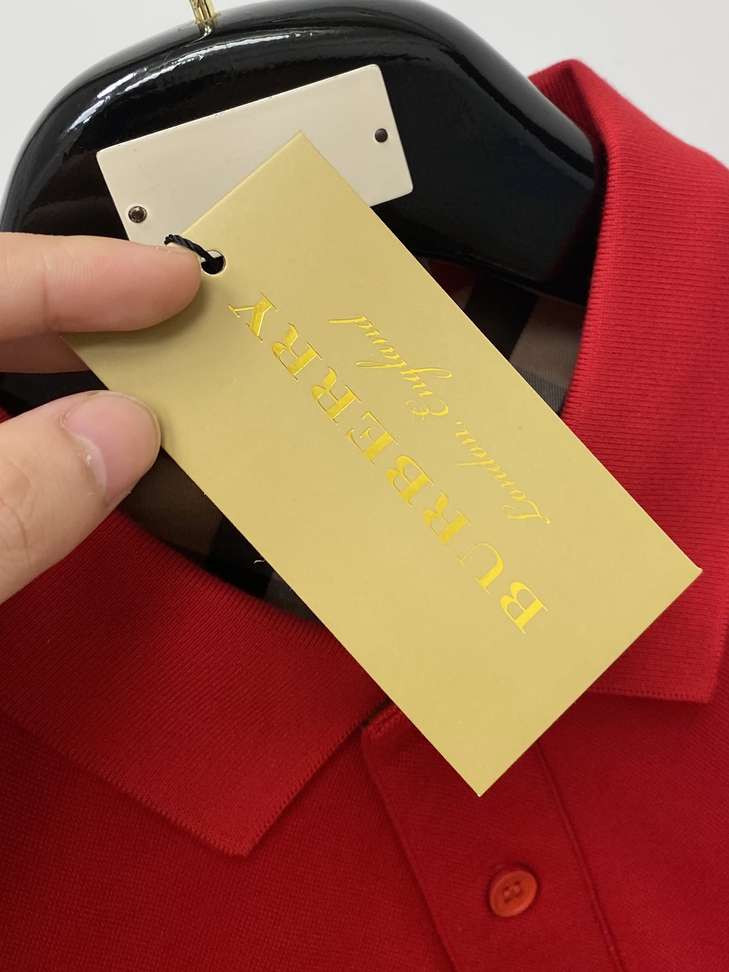 巴宝莉、2026新品短袖T恤，帅气时尚，胸前精致刺绣图案logo，简约百搭款。面料棉 不仅挺括，保持潮流