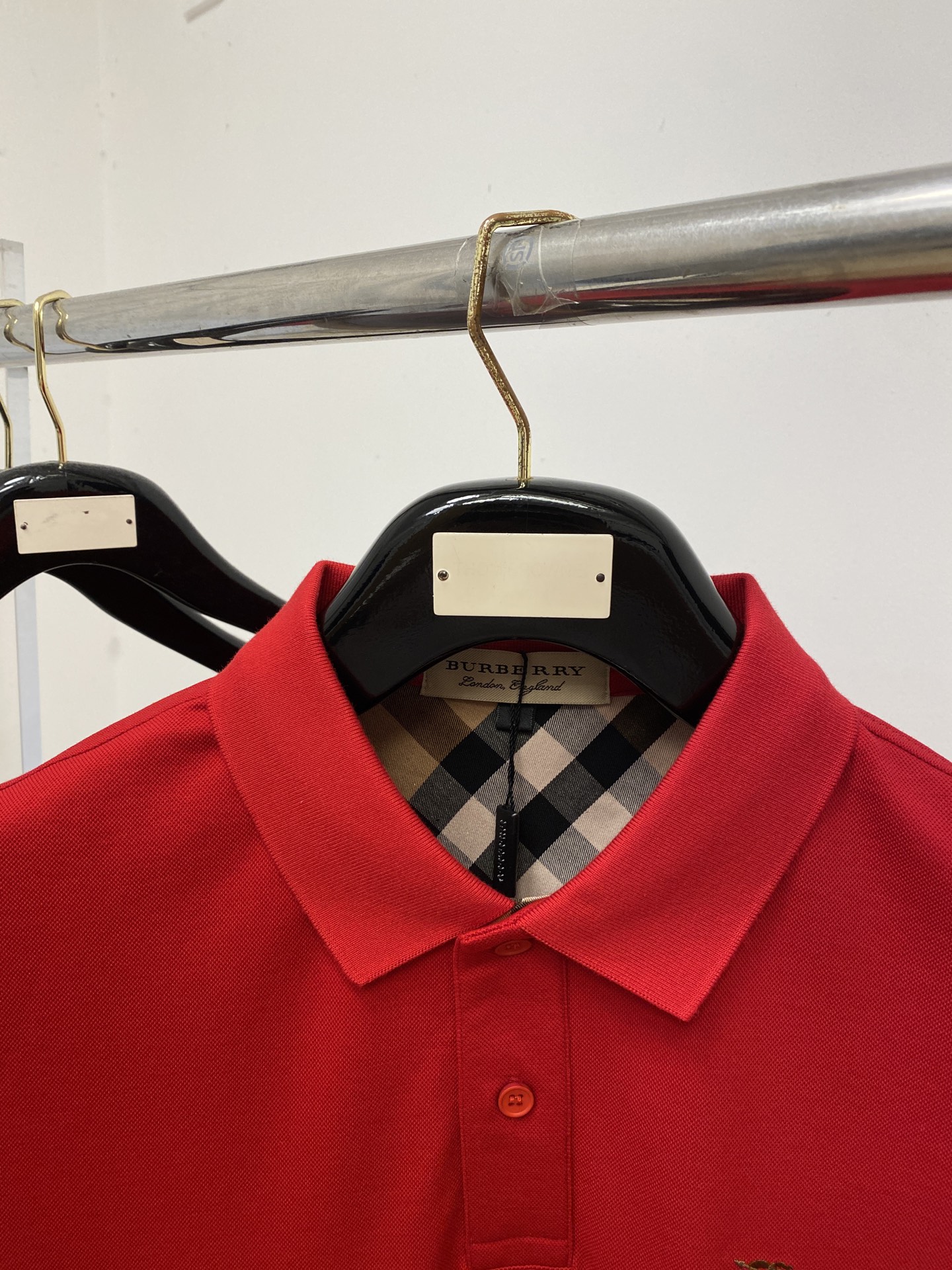 巴宝莉、2026新品短袖T恤，帅气时尚，胸前精致刺绣图案logo，简约百搭款。面料棉 不仅挺括，保持潮流