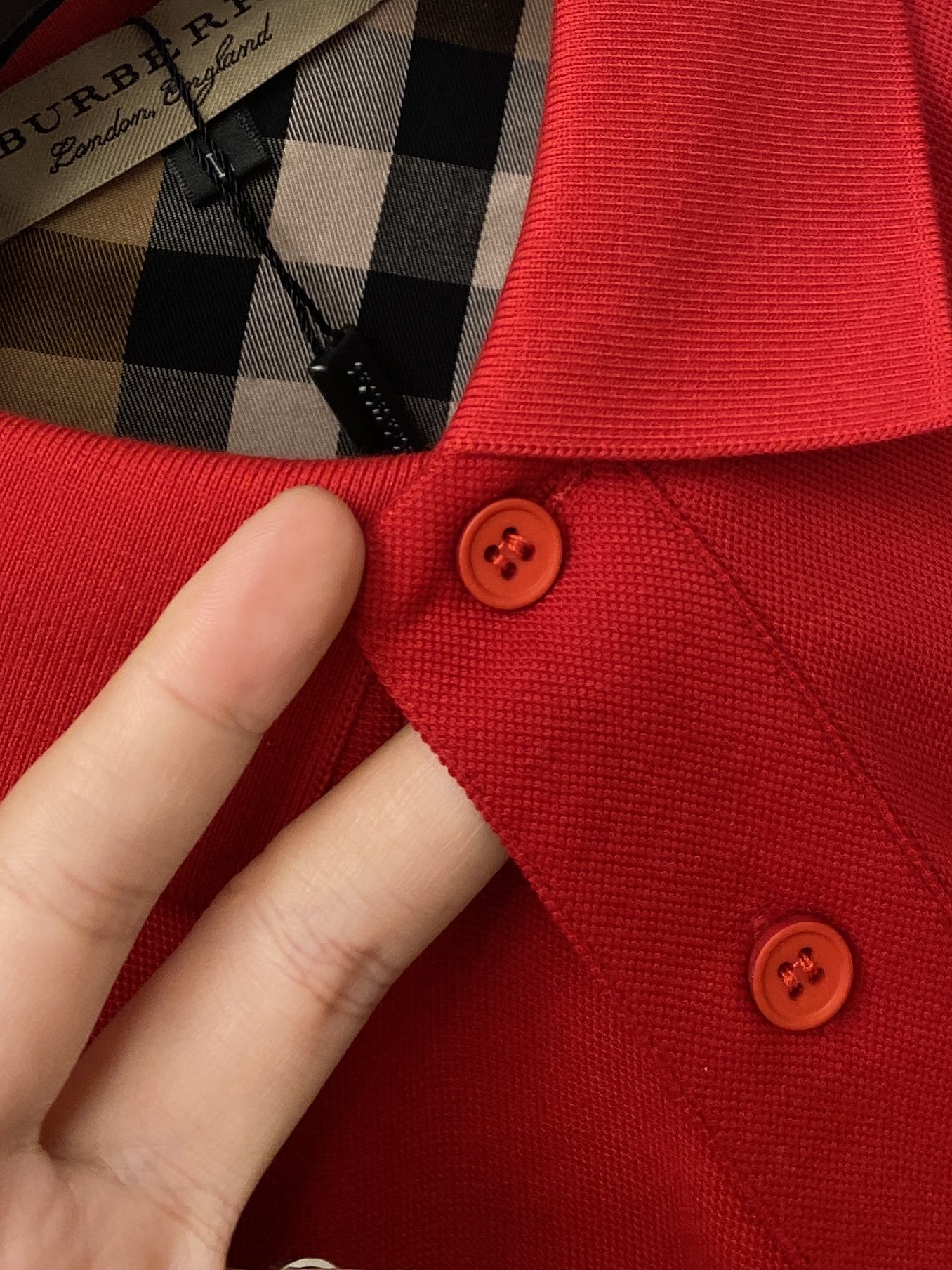 巴宝莉、2026新品短袖T恤，帅气时尚，胸前精致刺绣图案logo，简约百搭款。面料棉 不仅挺括，保持潮流