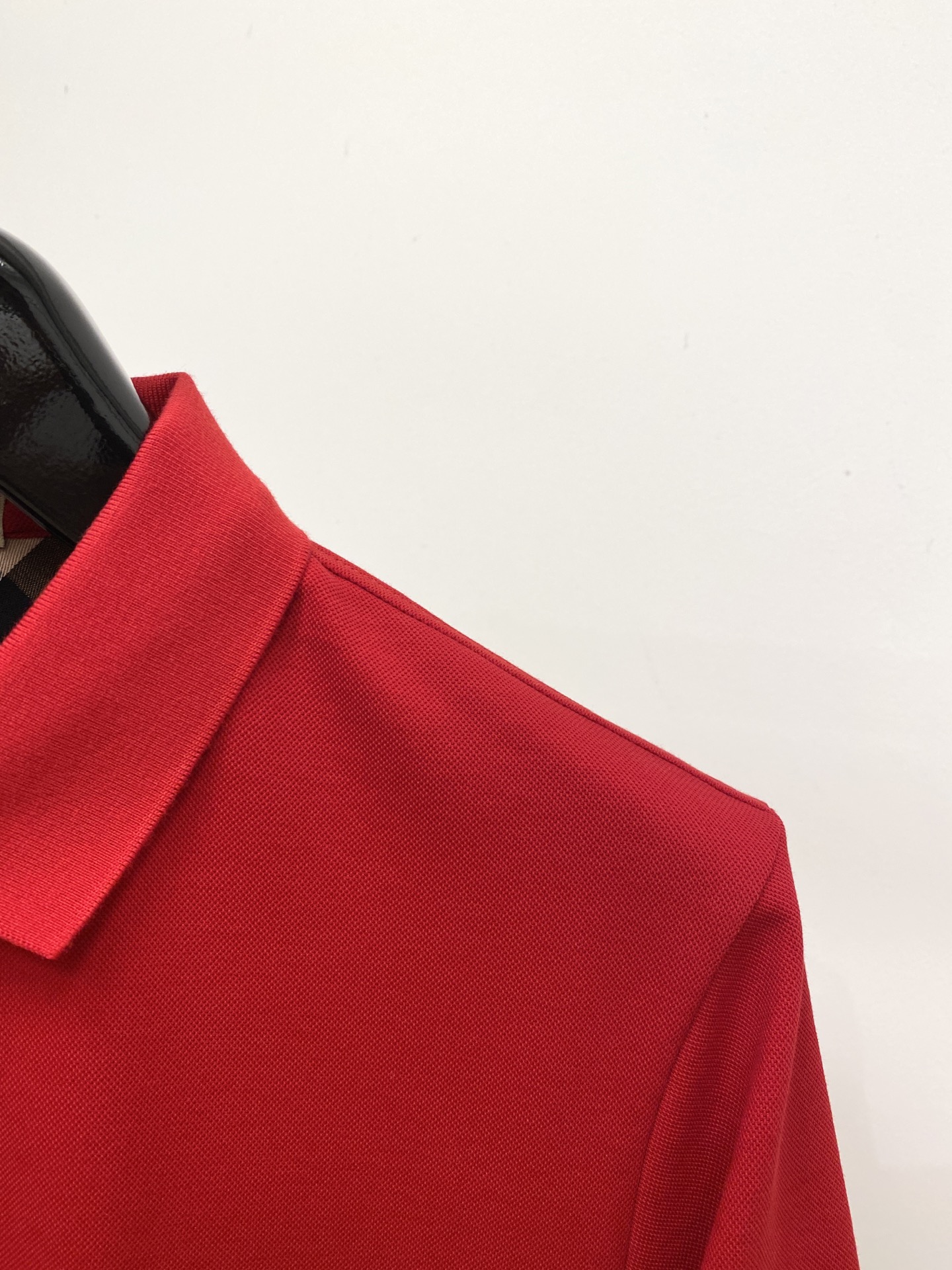 巴宝莉、2026新品短袖T恤，帅气时尚，胸前精致刺绣图案logo，简约百搭款。面料棉 不仅挺括，保持潮流