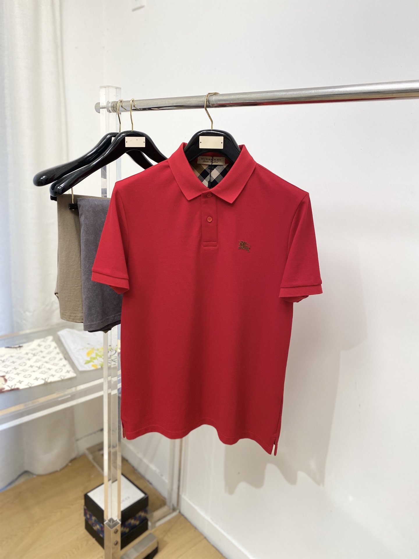 巴宝莉、2026新品短袖T恤，帅气时尚，胸前精致刺绣图案logo，简约百搭款。面料棉 不仅挺括，保持潮流