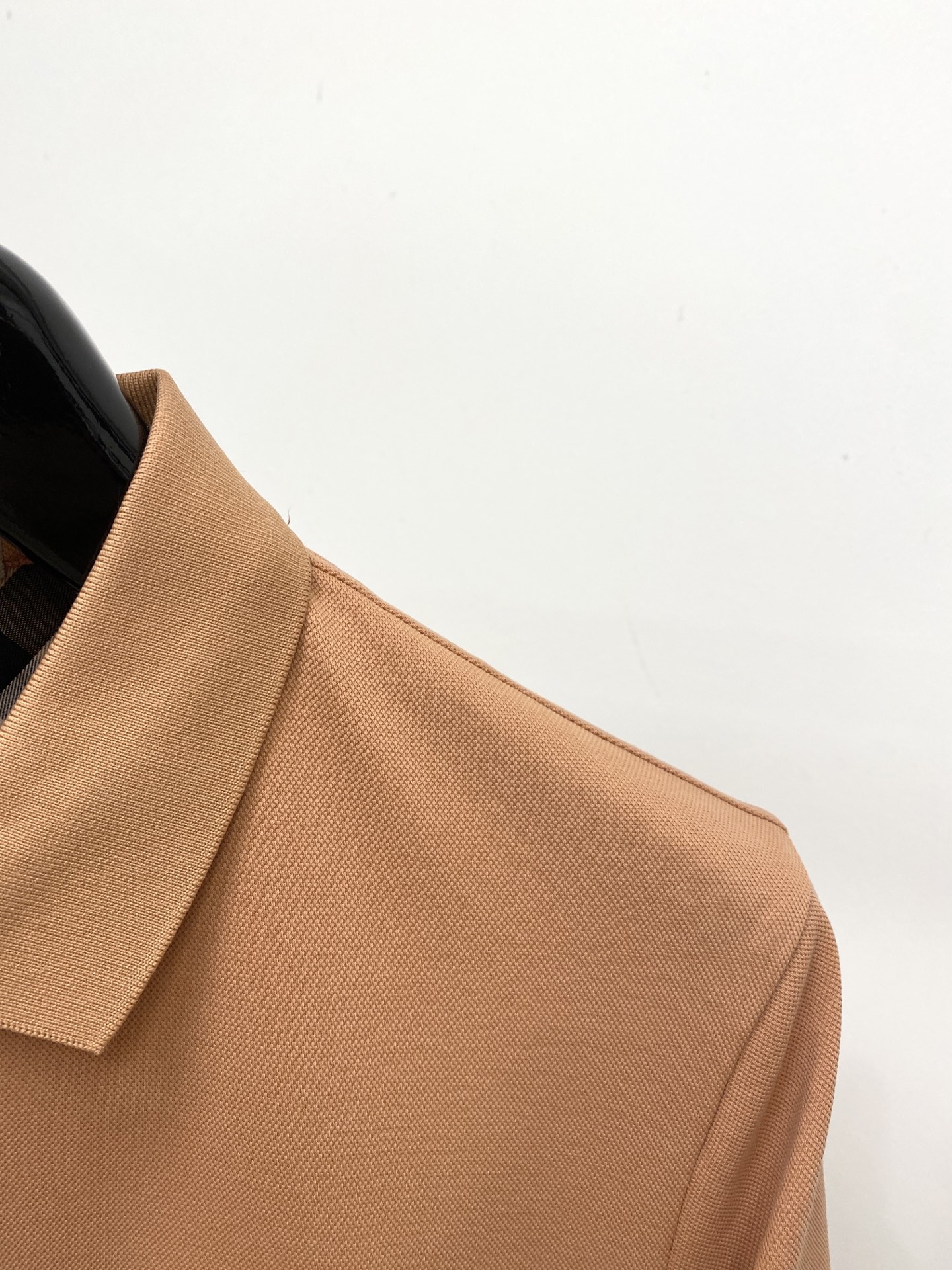 巴宝莉、2026新品短袖T恤，帅气时尚，胸前精致刺绣图案logo，简约百搭款。面料棉 不仅挺括，保持潮流