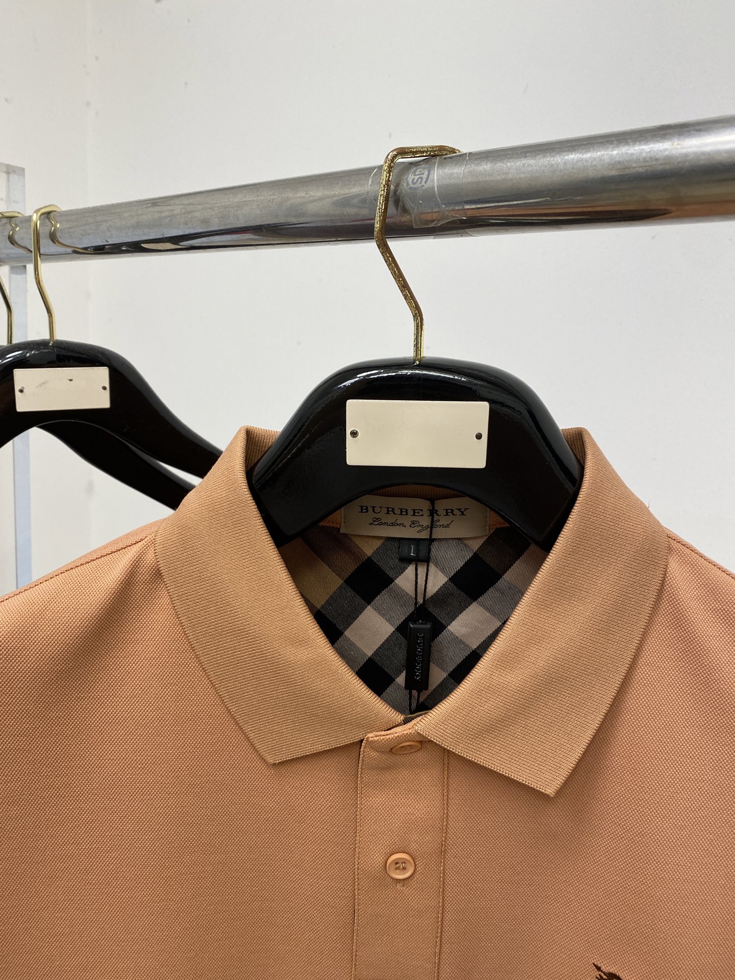 巴宝莉、2026新品短袖T恤，帅气时尚，胸前精致刺绣图案logo，简约百搭款。面料棉 不仅挺括，保持潮流