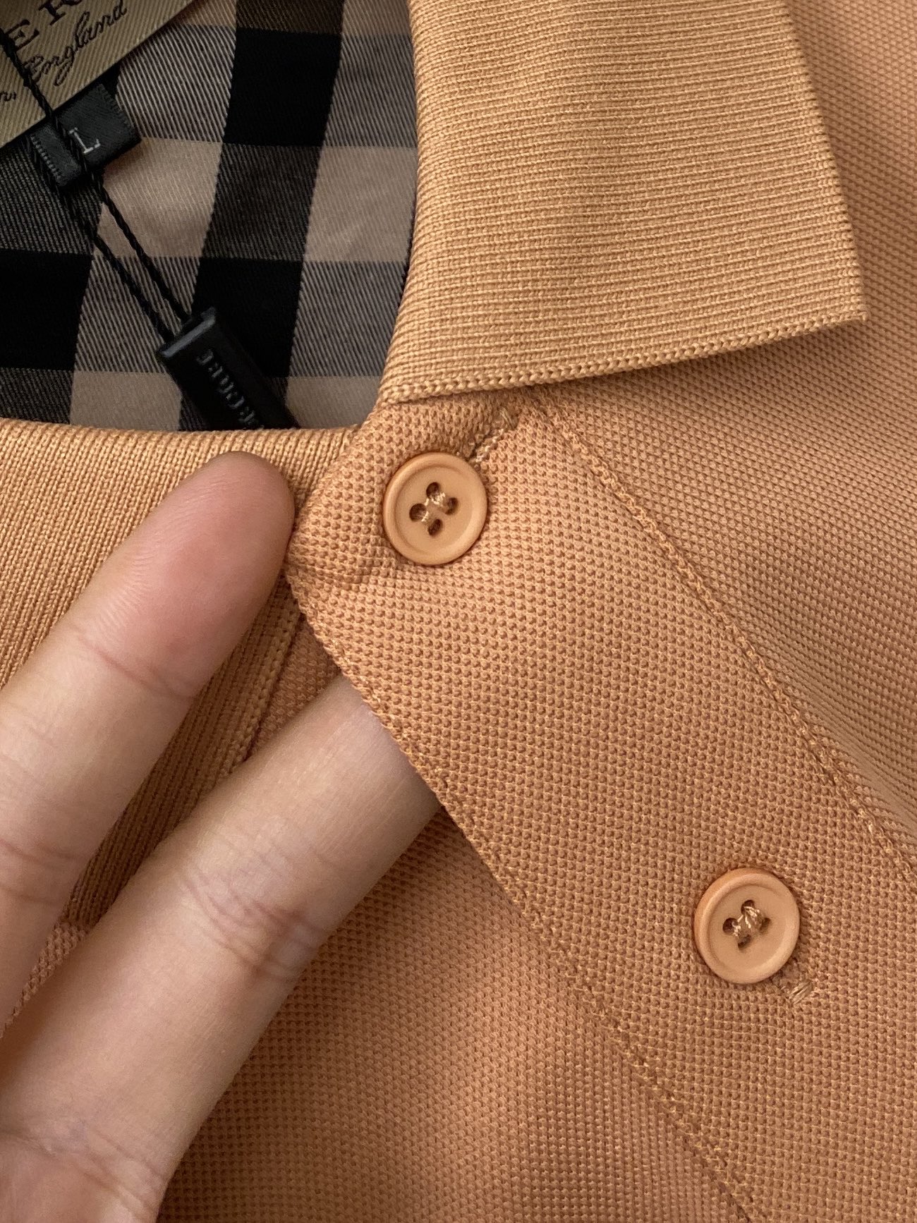 巴宝莉、2026新品短袖T恤，帅气时尚，胸前精致刺绣图案logo，简约百搭款。面料棉 不仅挺括，保持潮流