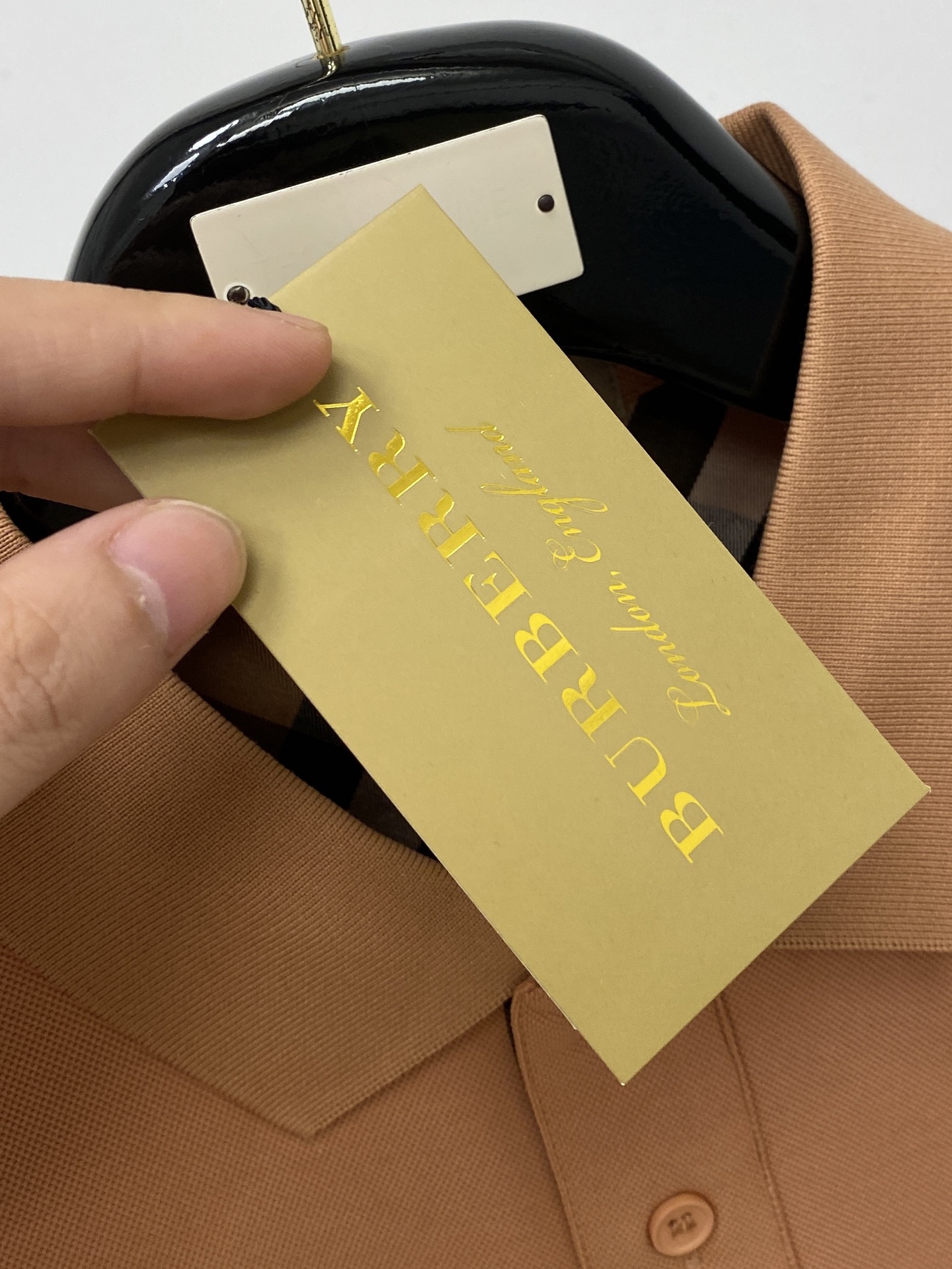 巴宝莉、2026新品短袖T恤，帅气时尚，胸前精致刺绣图案logo，简约百搭款。面料棉 不仅挺括，保持潮流