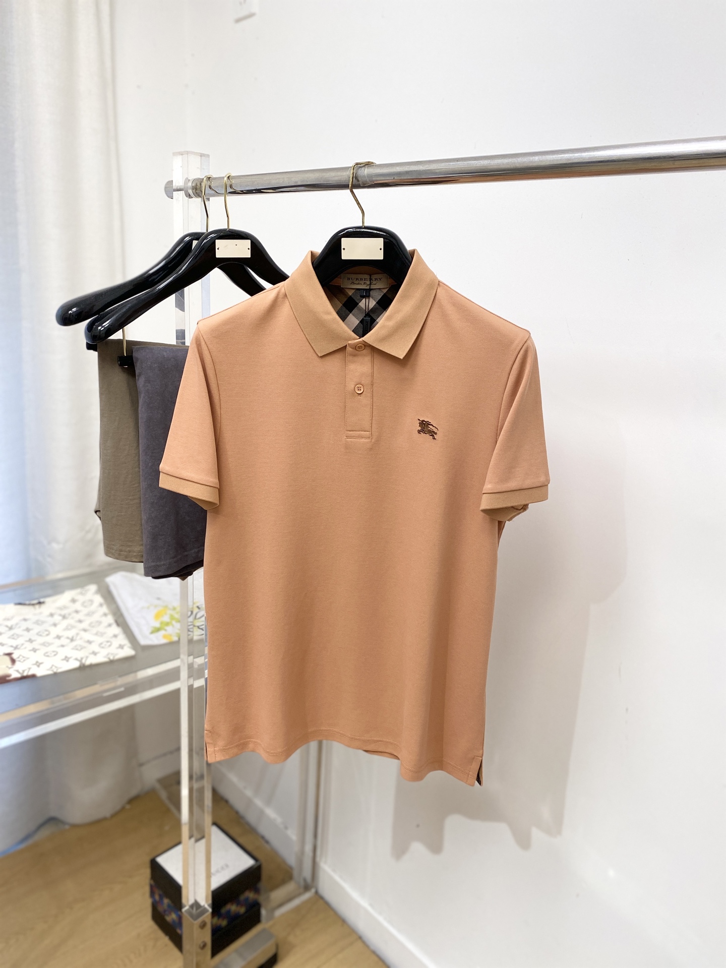 巴宝莉、2026新品短袖T恤，帅气时尚，胸前精致刺绣图案logo，简约百搭款。面料棉 不仅挺括，保持潮流