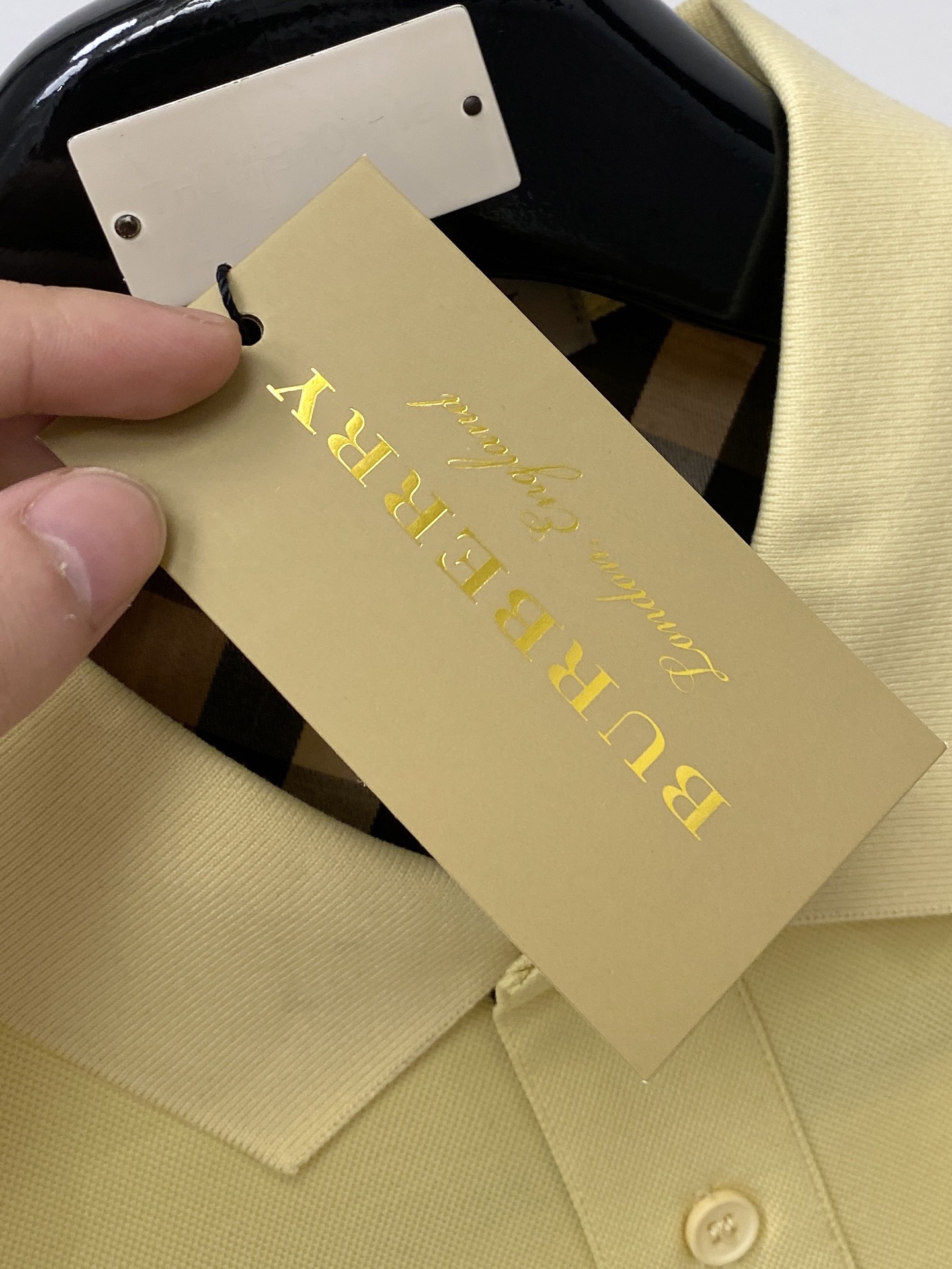 巴宝莉、2026新品短袖T恤，帅气时尚，胸前精致刺绣图案logo，简约百搭款。面料棉 不仅挺括，保持潮流