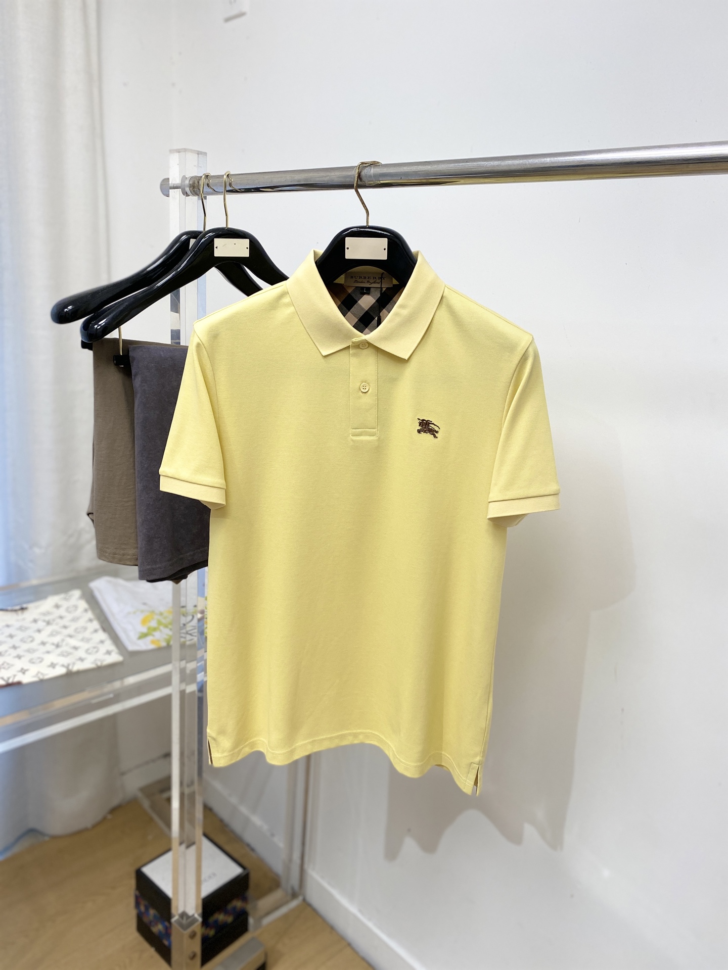 巴宝莉、2026新品短袖T恤，帅气时尚，胸前精致刺绣图案logo，简约百搭款。面料棉 不仅挺括，保持潮流