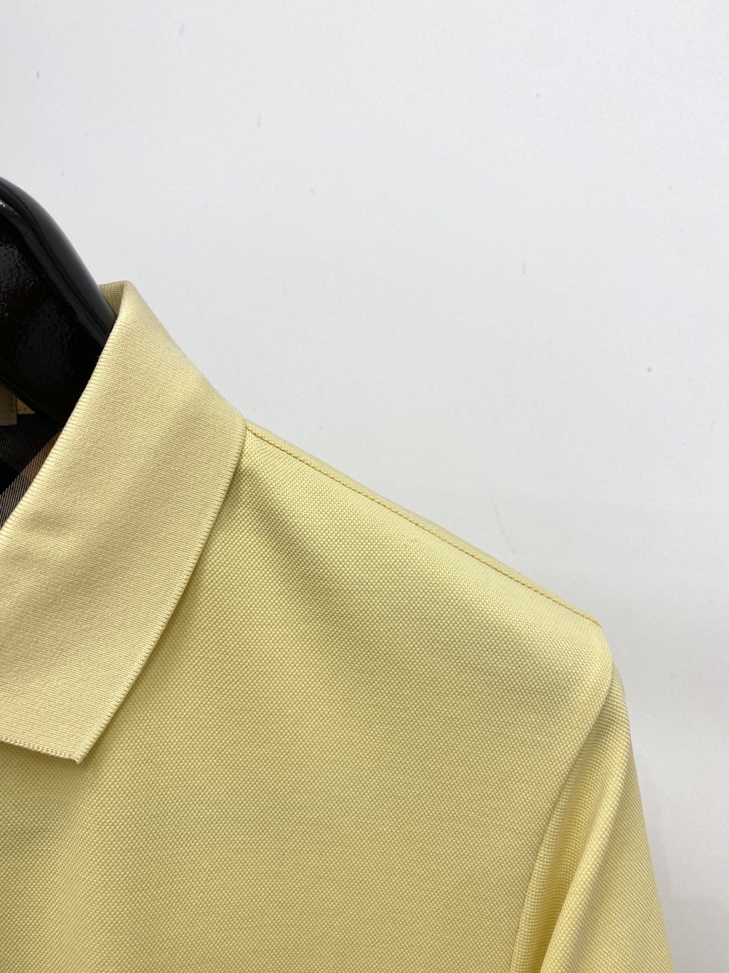 巴宝莉、2026新品短袖T恤，帅气时尚，胸前精致刺绣图案logo，简约百搭款。面料棉 不仅挺括，保持潮流