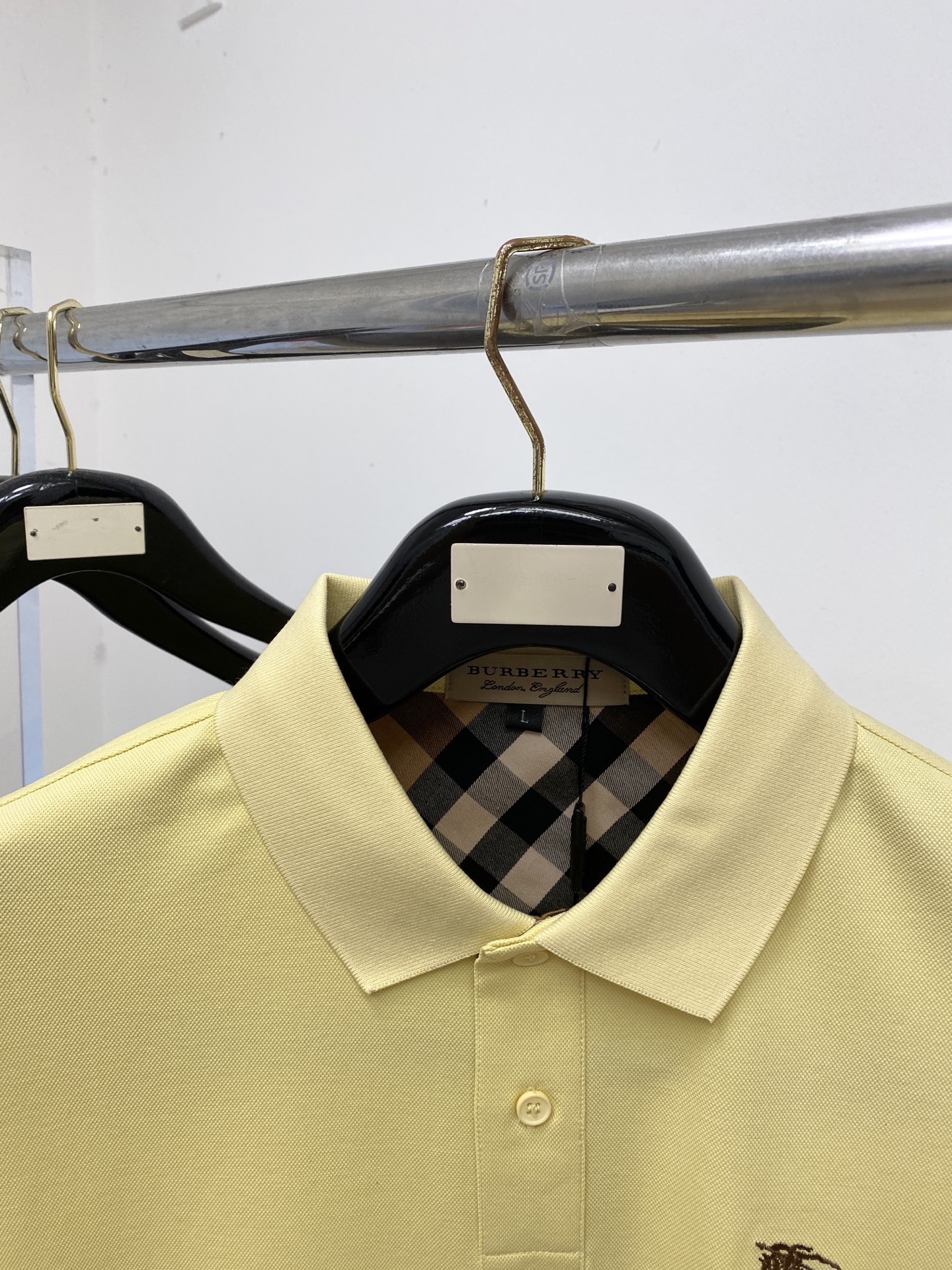 巴宝莉、2026新品短袖T恤，帅气时尚，胸前精致刺绣图案logo，简约百搭款。面料棉 不仅挺括，保持潮流