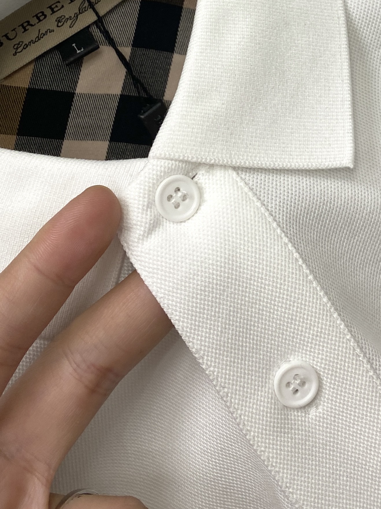 巴宝莉、2026新品短袖T恤，帅气时尚，胸前精致刺绣图案logo，简约百搭款。面料棉 不仅挺括，保持潮流