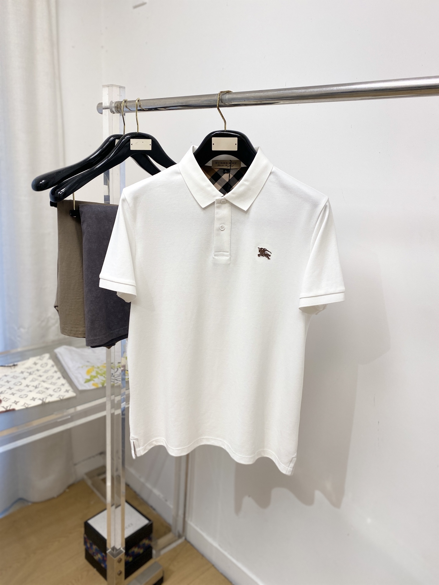 巴宝莉、2026新品短袖T恤，帅气时尚，胸前精致刺绣图案logo，简约百搭款。面料棉 不仅挺括，保持潮流