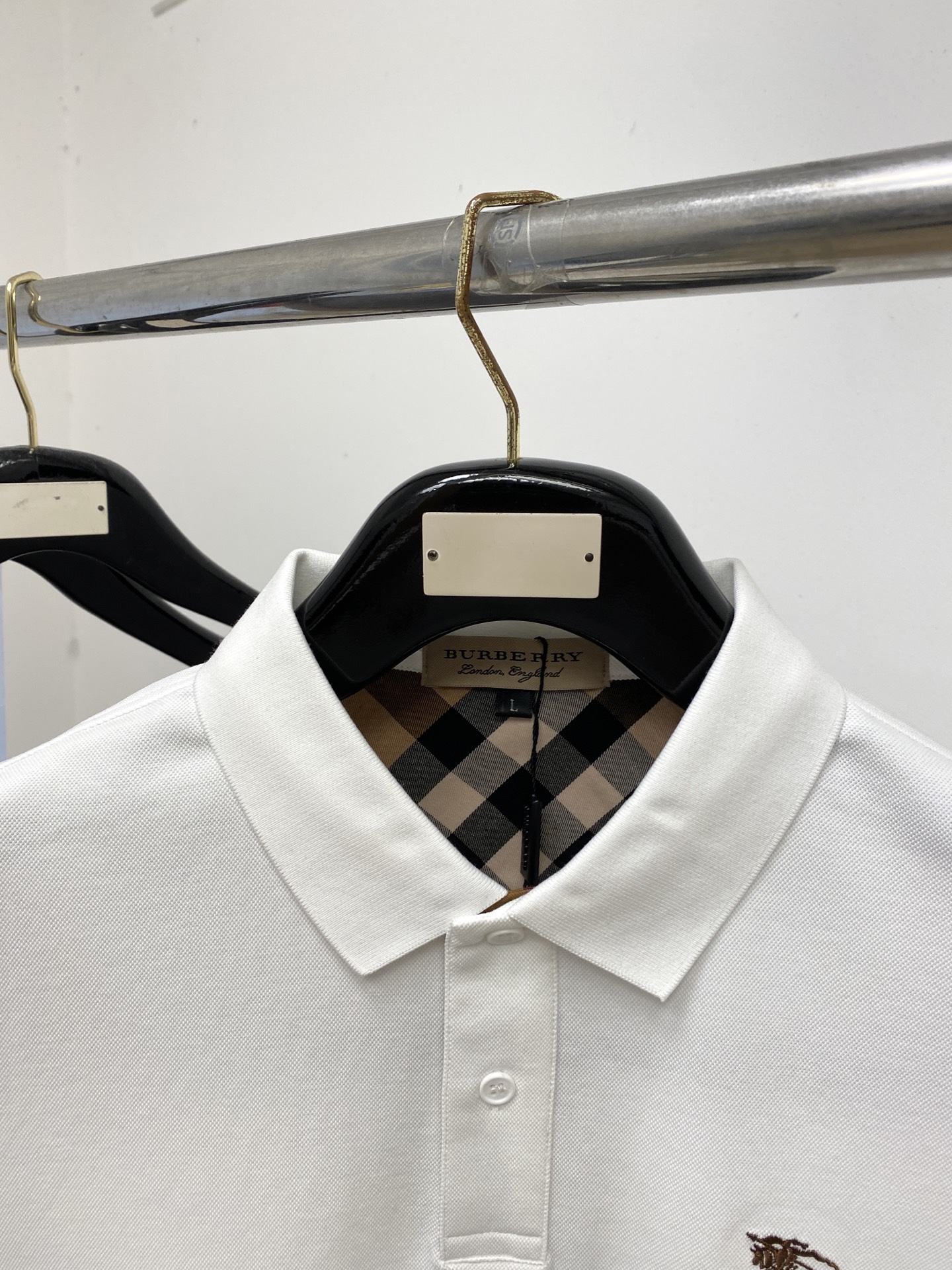 巴宝莉、2026新品短袖T恤，帅气时尚，胸前精致刺绣图案logo，简约百搭款。面料棉 不仅挺括，保持潮流