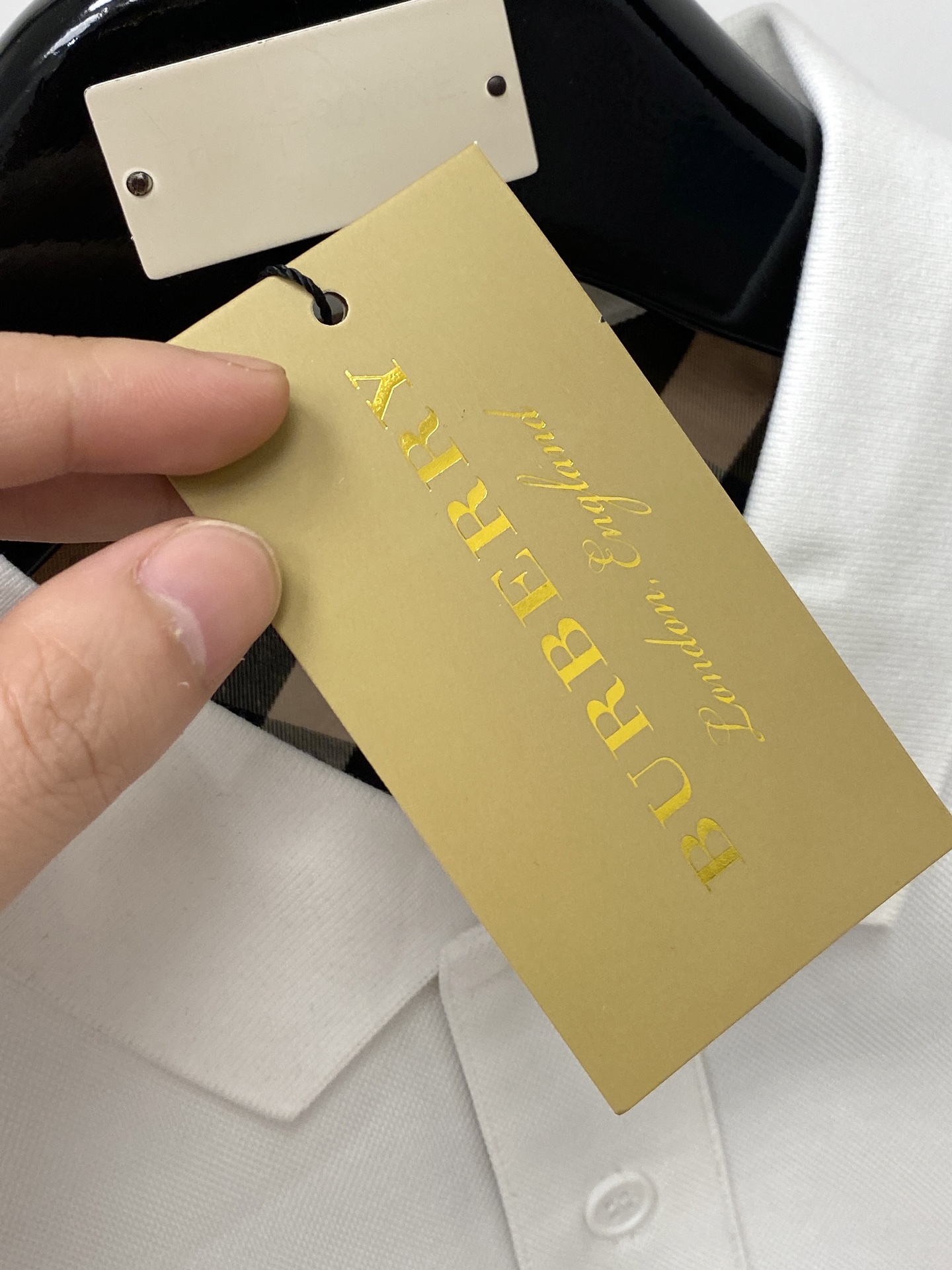 巴宝莉、2026新品短袖T恤，帅气时尚，胸前精致刺绣图案logo，简约百搭款。面料棉 不仅挺括，保持潮流