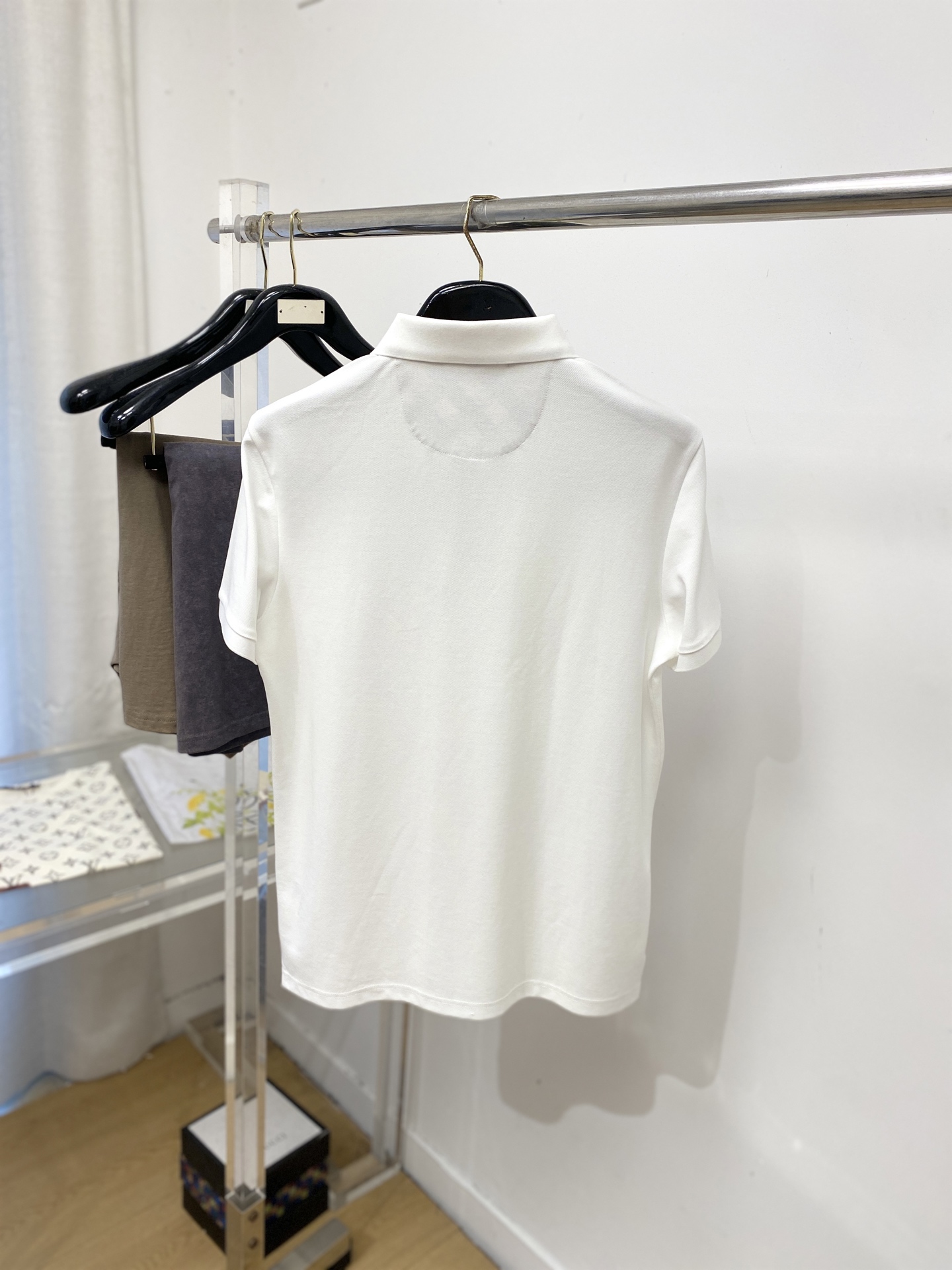 巴宝莉、2026新品短袖T恤，帅气时尚，胸前精致刺绣图案logo，简约百搭款。面料棉 不仅挺括，保持潮流