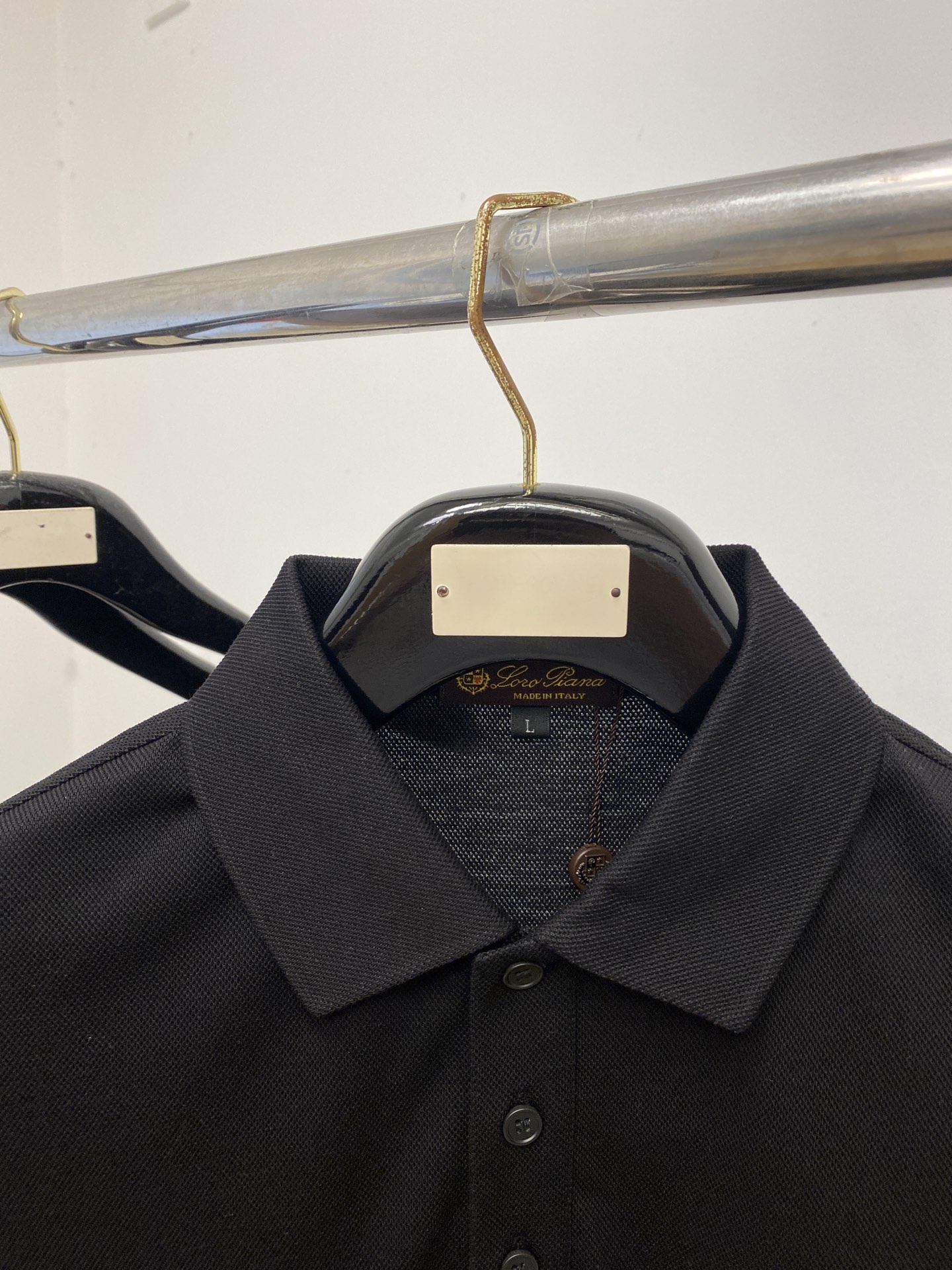 Loro Piana、2026新品短袖T恤，帅气时尚，胸前精致刺绣字母图案Logo，简约百搭款。面料棉 