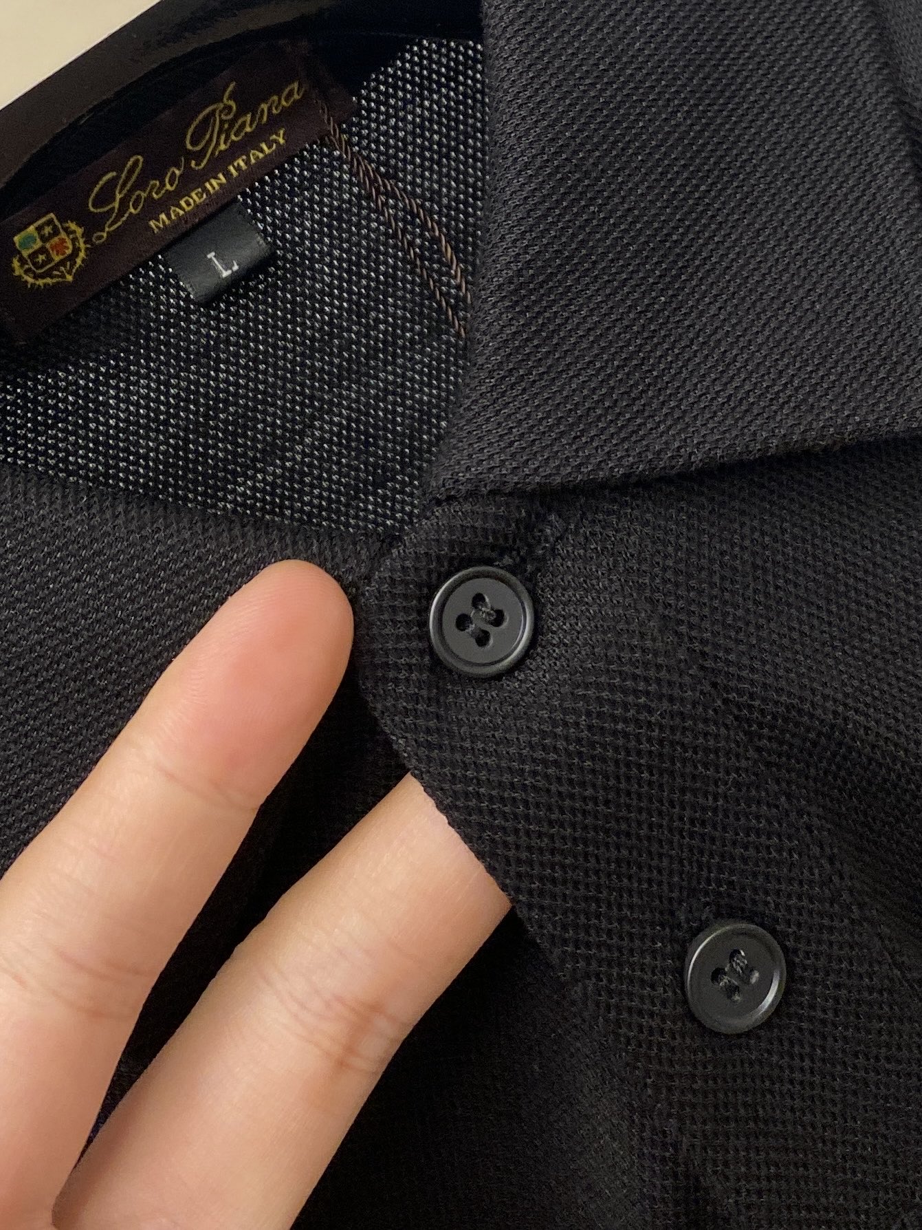 Loro Piana、2026新品短袖T恤，帅气时尚，胸前精致刺绣字母图案Logo，简约百搭款。面料棉 