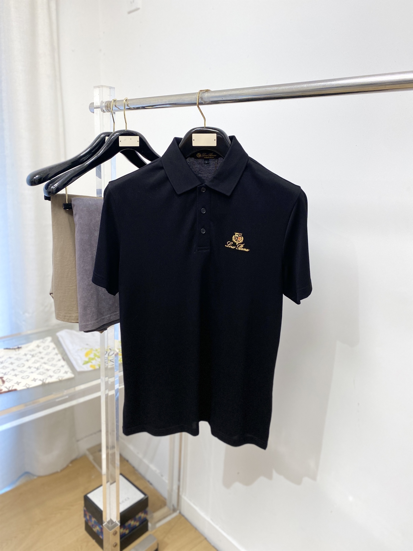 Loro Piana、2026新品短袖T恤，帅气时尚，胸前精致刺绣字母图案Logo，简约百搭款。面料棉 