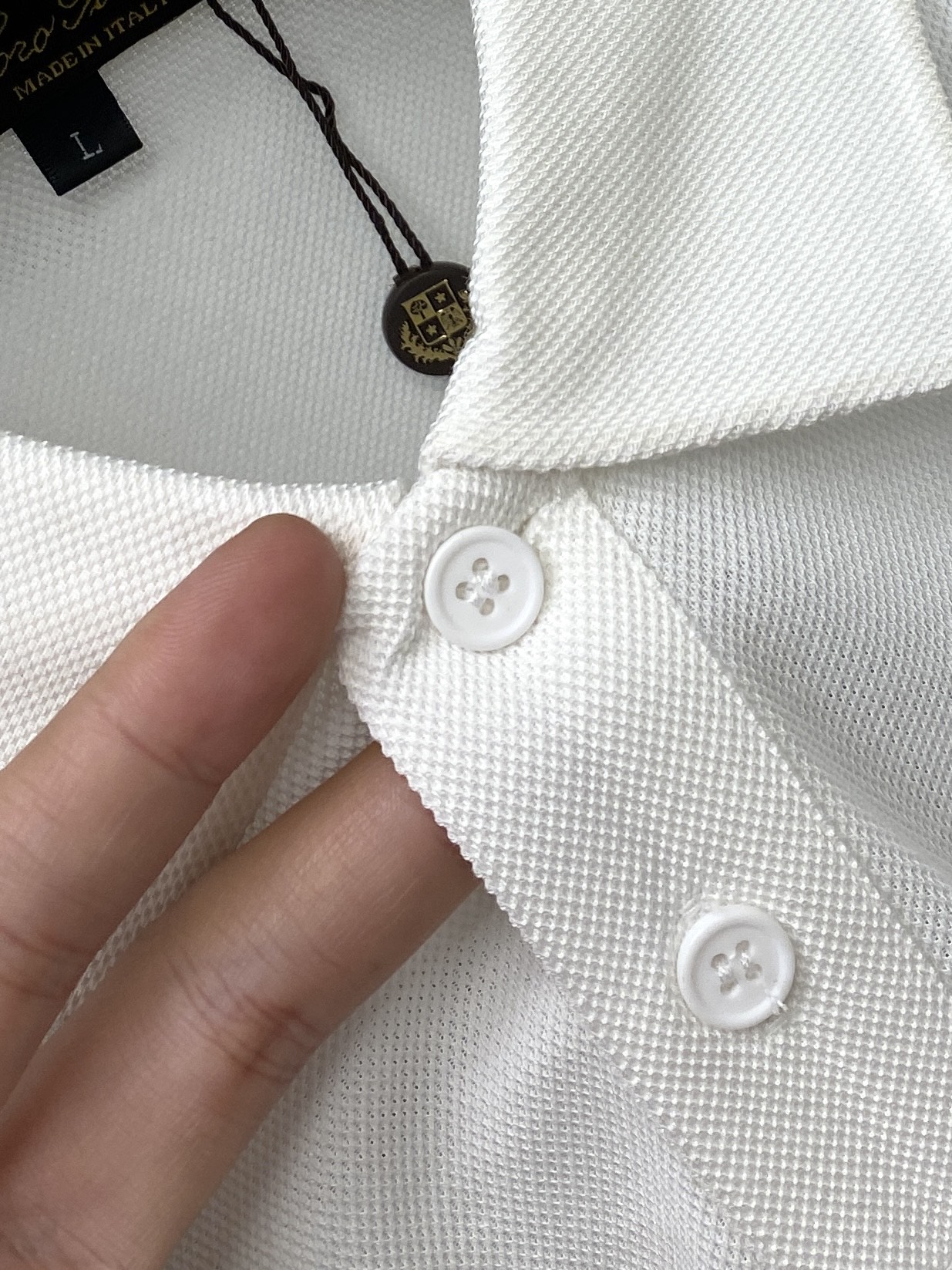 Loro Piana、2026新品短袖T恤，帅气时尚，胸前精致刺绣字母图案Logo，简约百搭款。面料棉 