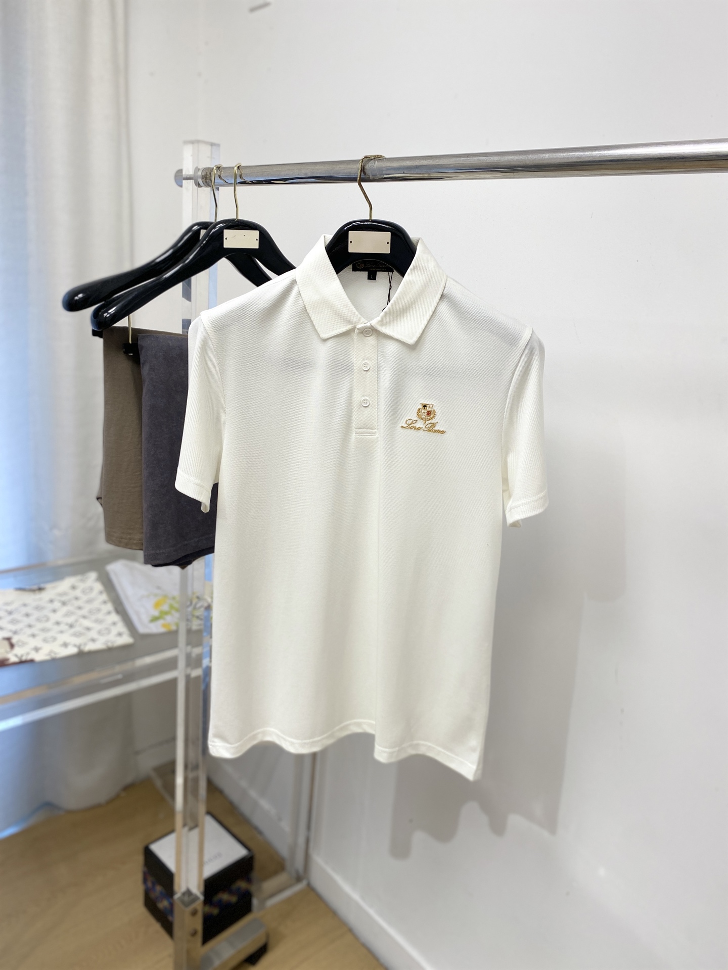 Loro Piana、2026新品短袖T恤，帅气时尚，胸前精致刺绣字母图案Logo，简约百搭款。面料棉 