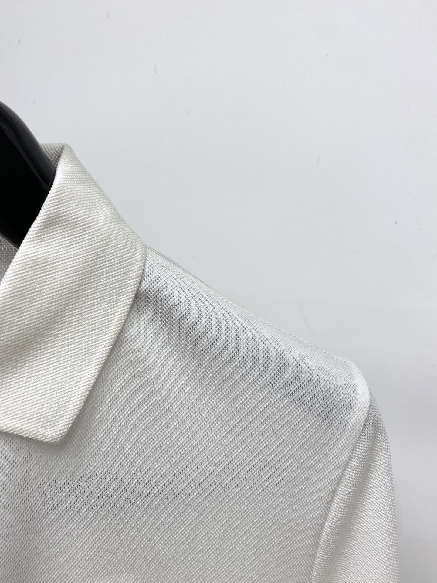 Loro Piana、2026新品短袖T恤，帅气时尚，胸前精致刺绣字母图案Logo，简约百搭款。面料棉 