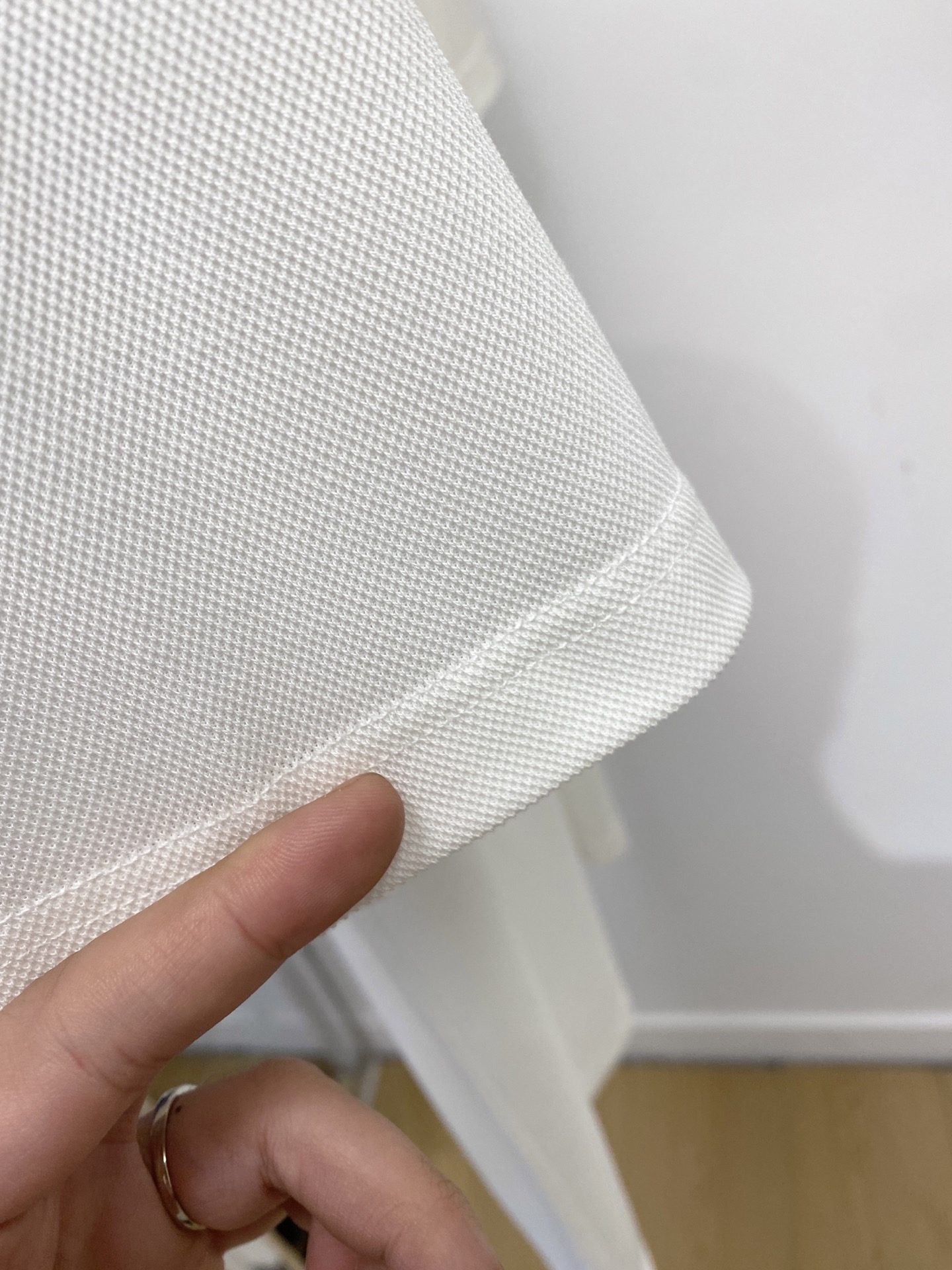 Loro Piana、2026新品短袖T恤，帅气时尚，胸前精致刺绣字母图案Logo，简约百搭款。面料棉 