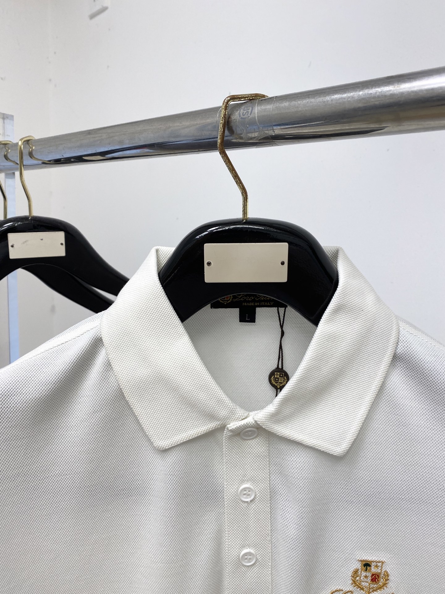 Loro Piana、2026新品短袖T恤，帅气时尚，胸前精致刺绣字母图案Logo，简约百搭款。面料棉 