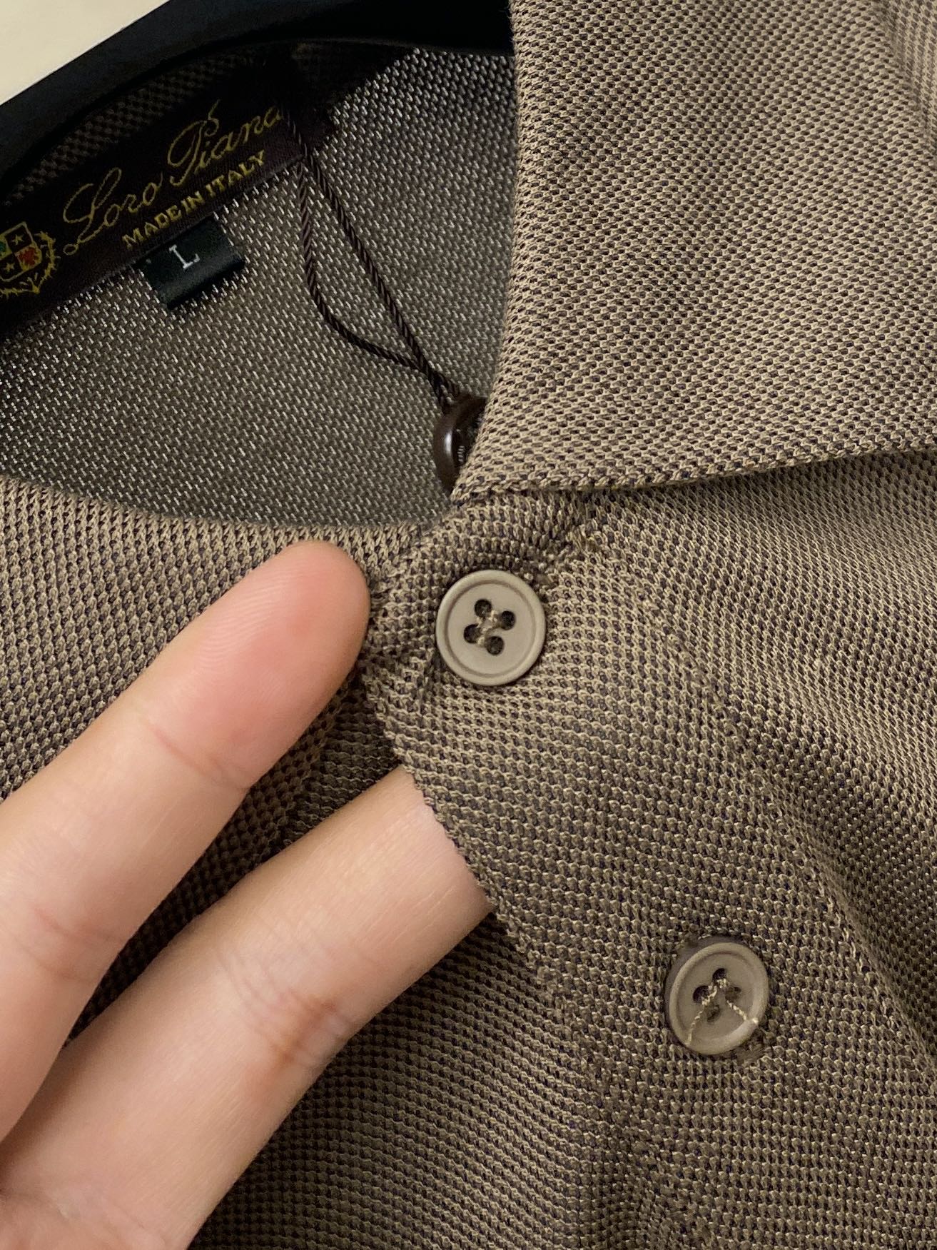 Loro Piana、2026新品短袖T恤，帅气时尚，胸前精致刺绣字母图案Logo，简约百搭款。面料棉 