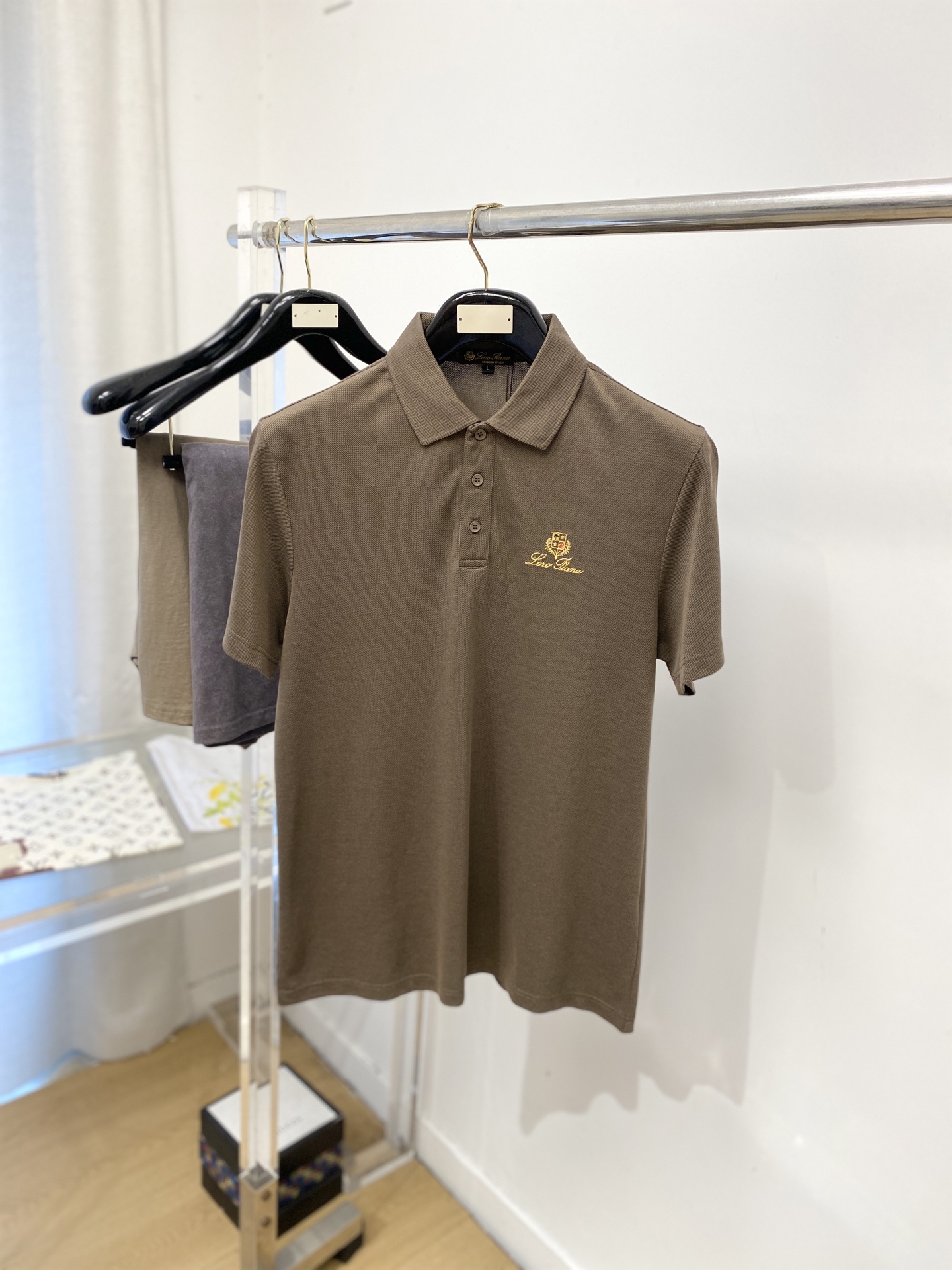 Loro Piana、2026新品短袖T恤，帅气时尚，胸前精致刺绣字母图案Logo，简约百搭款。面料棉 