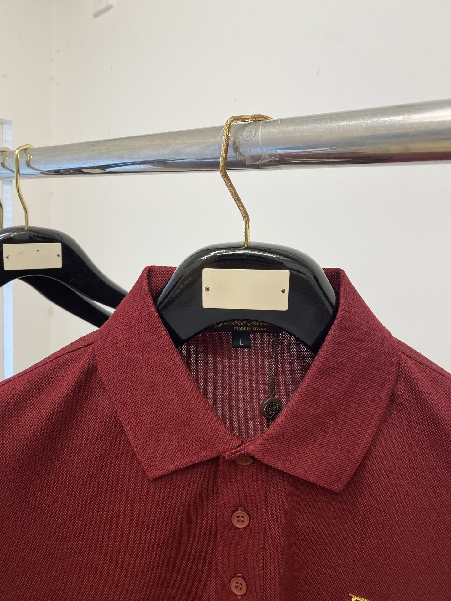 Loro Piana、2026新品短袖T恤，帅气时尚，胸前精致刺绣字母图案Logo，简约百搭款。面料棉 