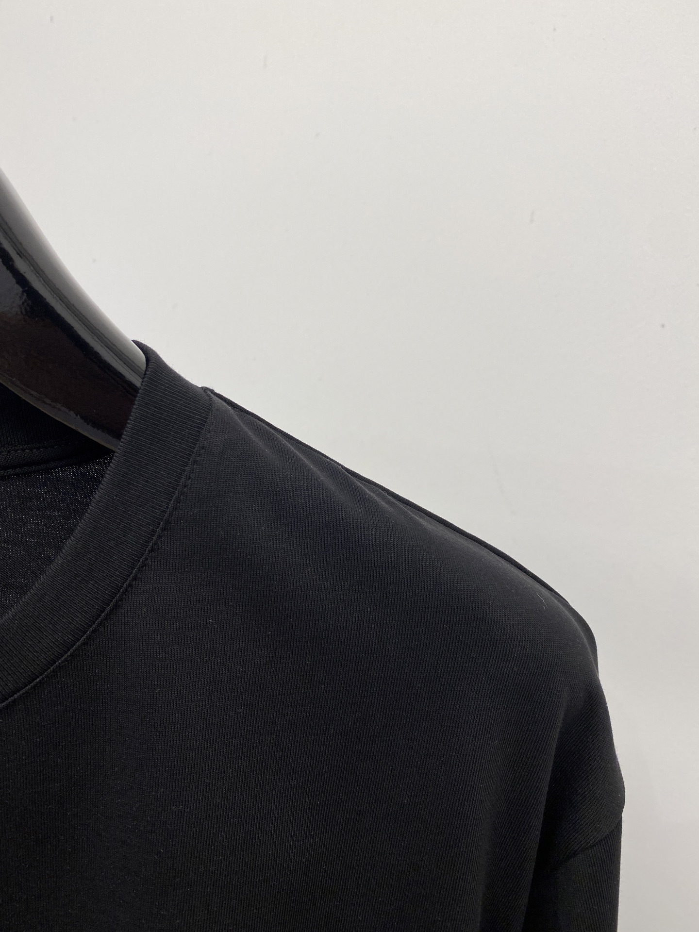 路易威登、2026新品短袖T恤，帅气时尚，胸前顶级印花字母logo，简约百搭款。面料棉 不仅挺括，保持潮