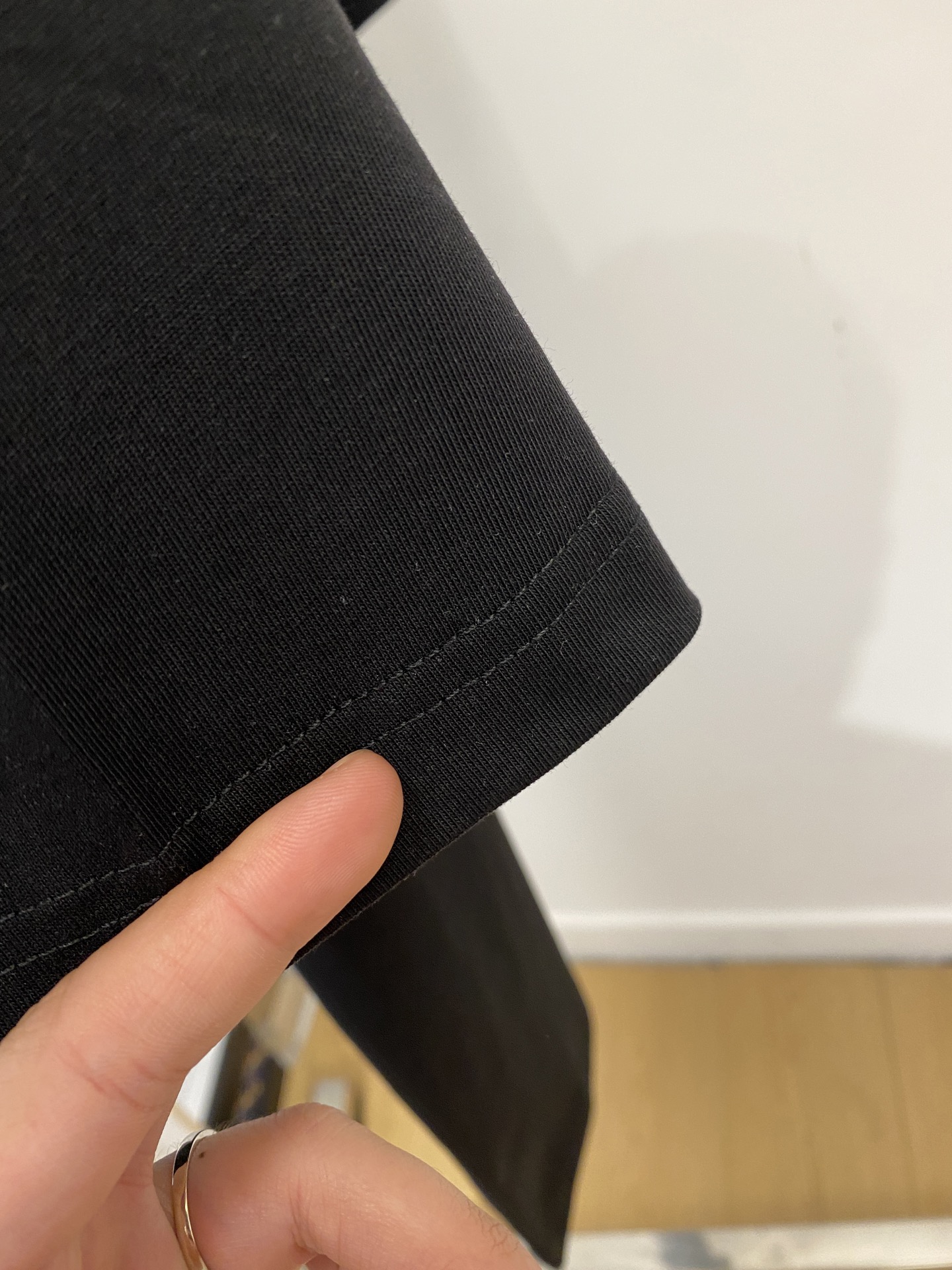 路易威登、2026新品短袖T恤，帅气时尚，胸前顶级印花字母logo，简约百搭款。面料棉 不仅挺括，保持潮