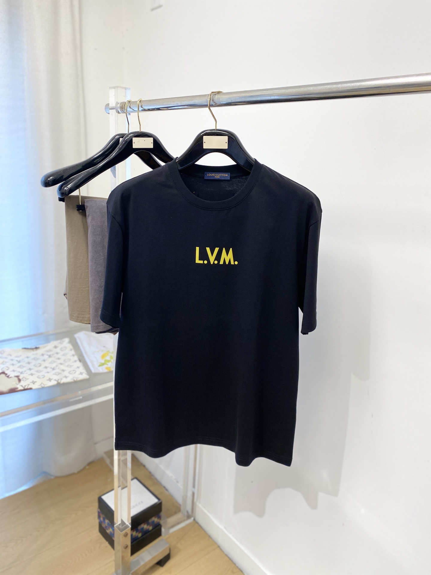 路易威登、2026新品短袖T恤，帅气时尚，胸前顶级印花字母logo，简约百搭款。面料棉 不仅挺括，保持潮