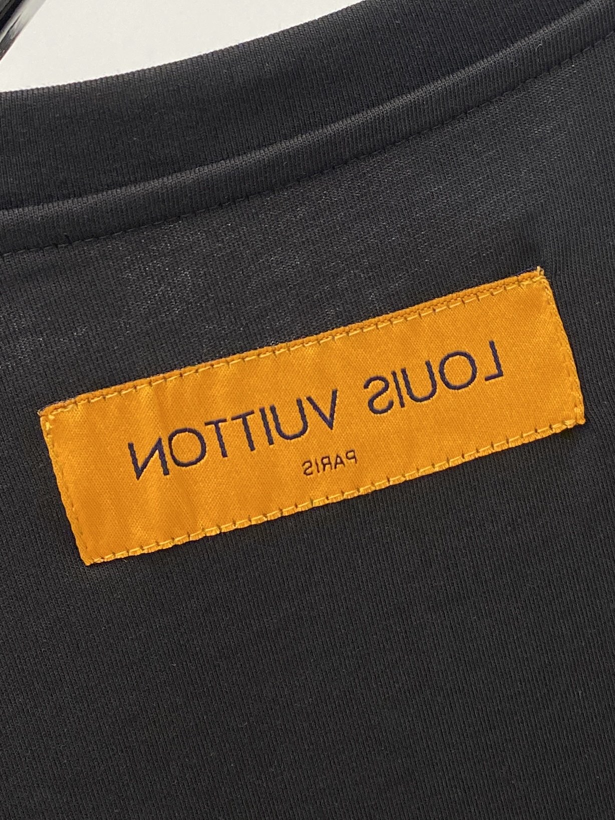 路易威登、2026新品短袖T恤，帅气时尚，胸前顶级印花字母logo，简约百搭款。面料棉 不仅挺括，保持潮