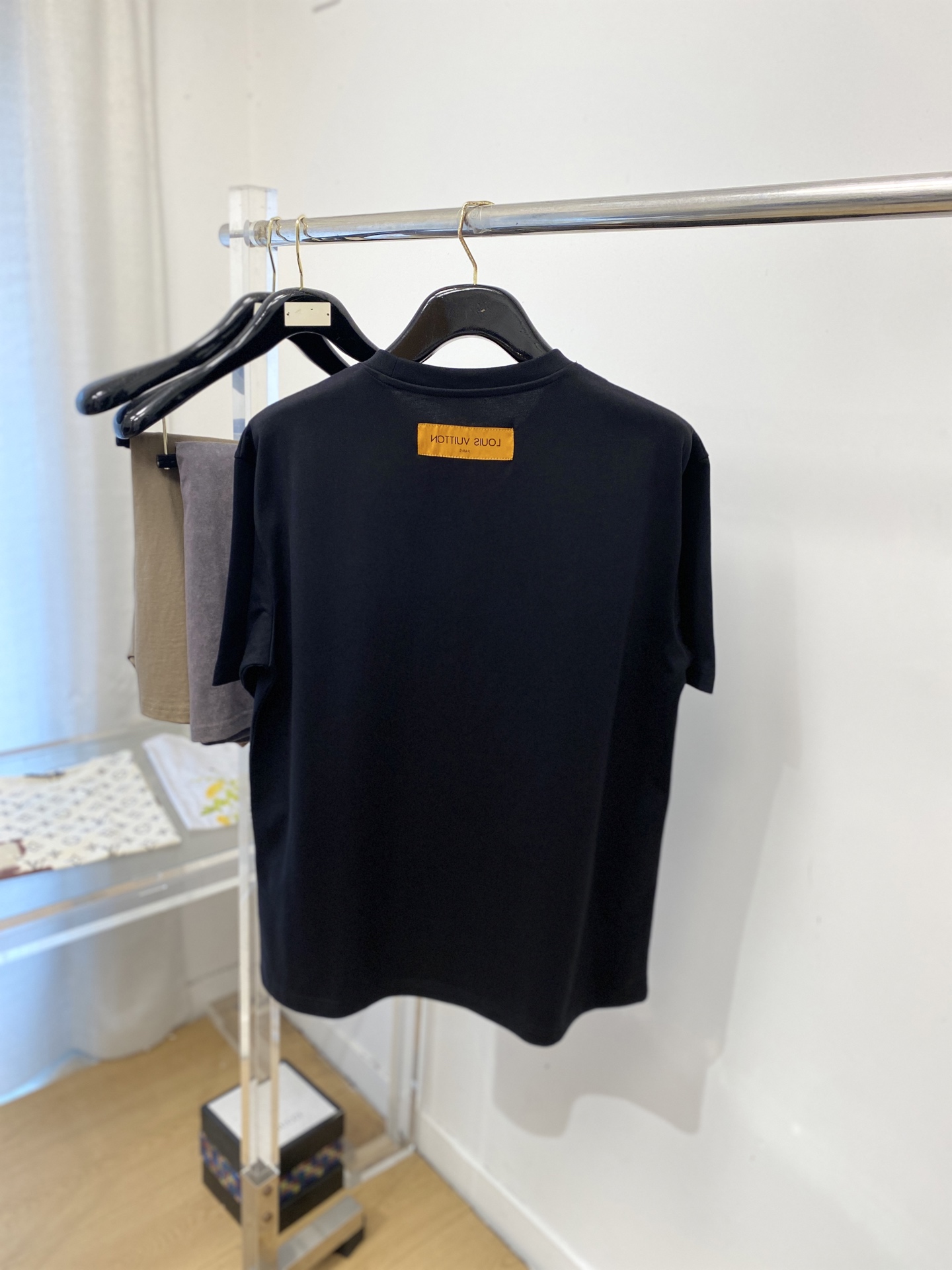 路易威登、2026新品短袖T恤，帅气时尚，胸前顶级印花字母logo，简约百搭款。面料棉 不仅挺括，保持潮