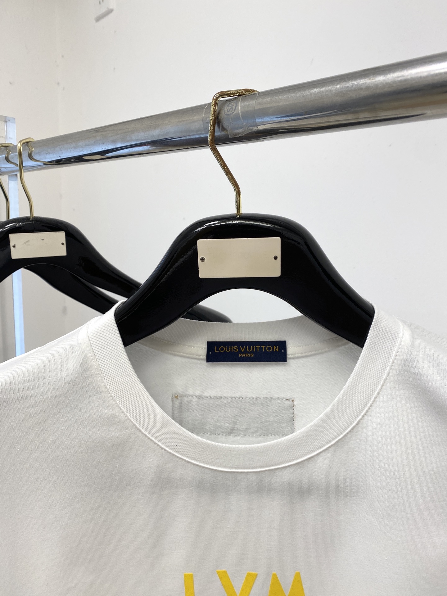 路易威登、2026新品短袖T恤，帅气时尚，胸前顶级印花字母logo，简约百搭款。面料棉 不仅挺括，保持潮