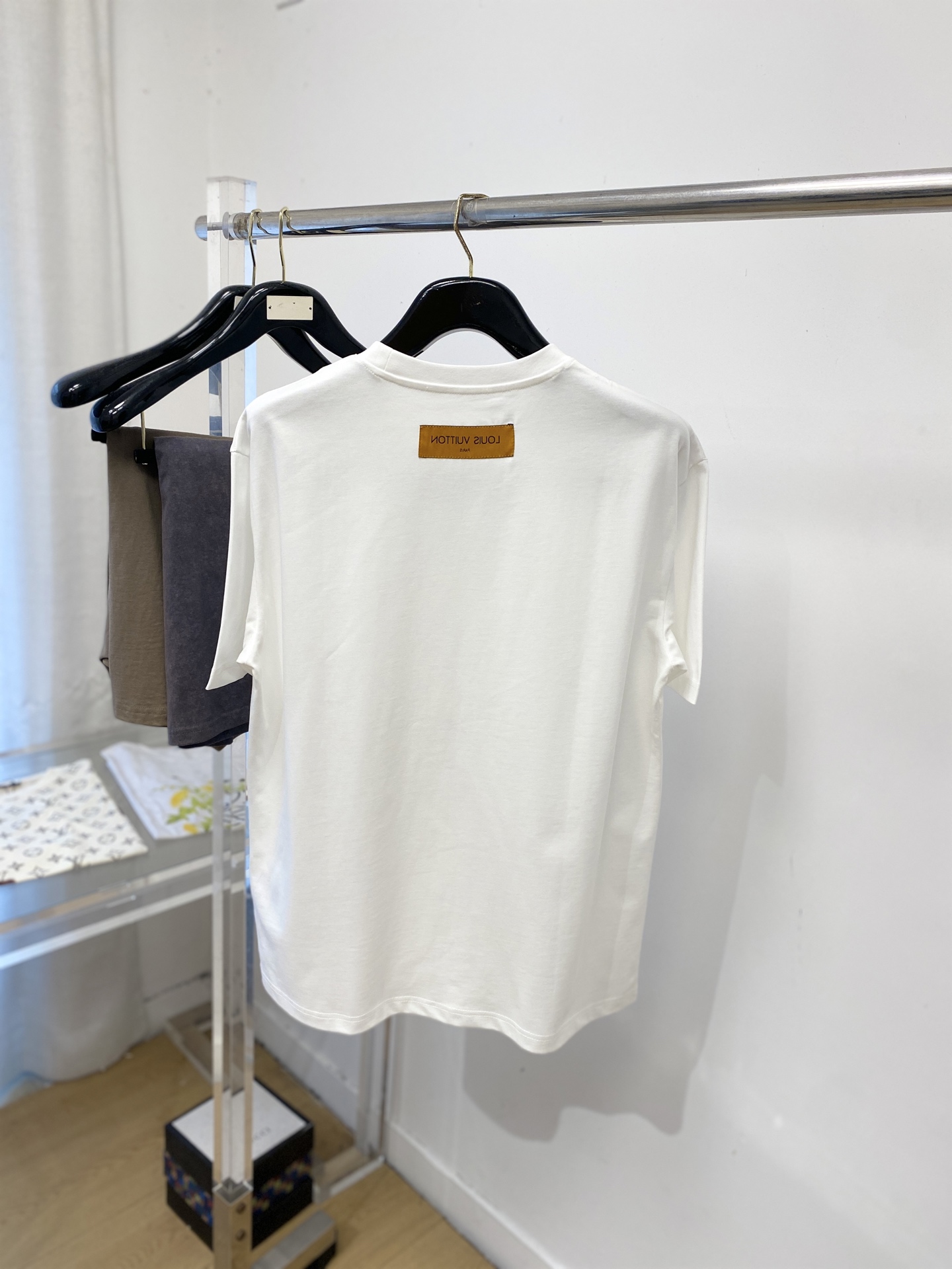 路易威登、2026新品短袖T恤，帅气时尚，胸前顶级印花字母logo，简约百搭款。面料棉 不仅挺括，保持潮