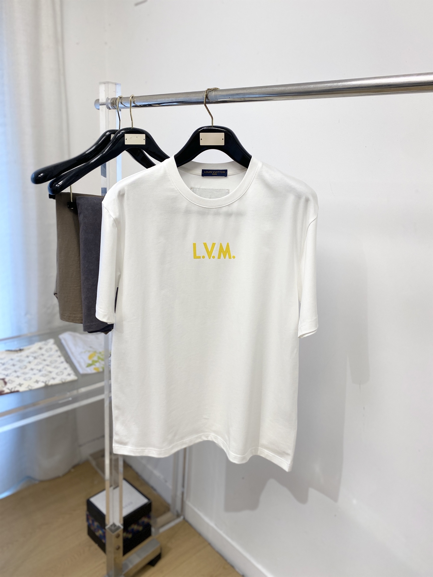 路易威登、2026新品短袖T恤，帅气时尚，胸前顶级印花字母logo，简约百搭款。面料棉 不仅挺括，保持潮