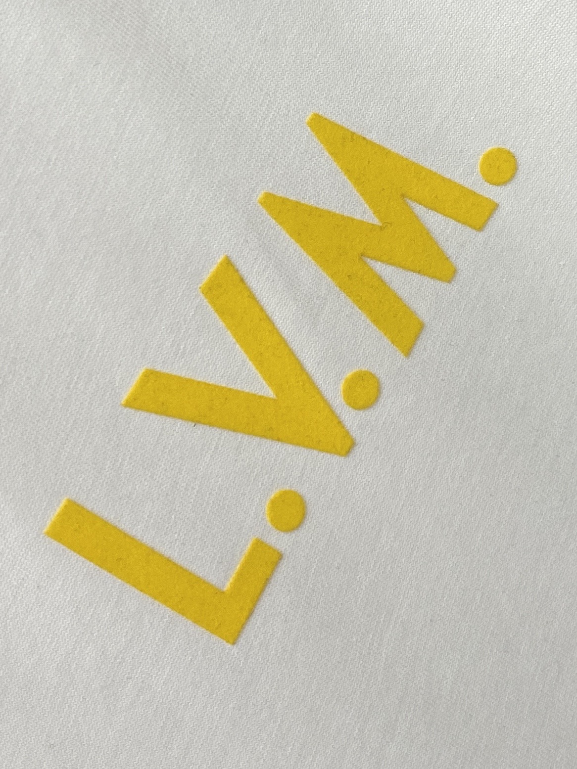 路易威登、2026新品短袖T恤，帅气时尚，胸前顶级印花字母logo，简约百搭款。面料棉 不仅挺括，保持潮