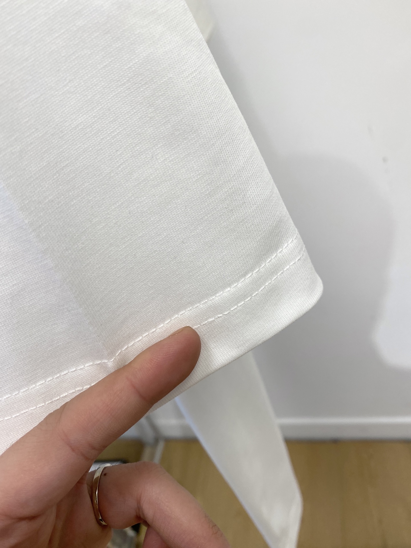 路易威登、2026新品短袖T恤，帅气时尚，胸前顶级印花字母logo，简约百搭款。面料棉 不仅挺括，保持潮